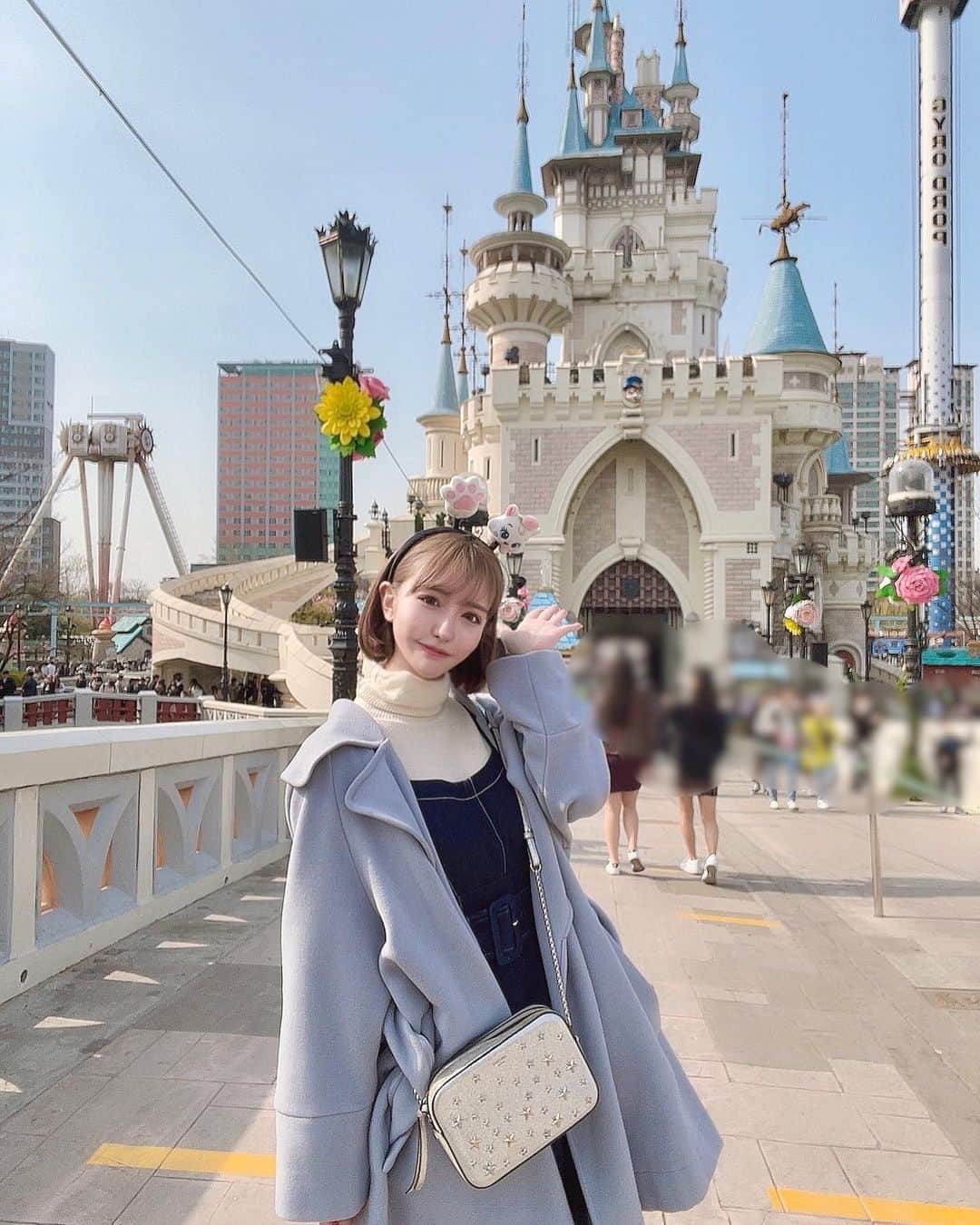 のインスタグラム：「. ロッテワールド🏰🤍🕊 寒かったから制服着なかったけど 次は制服着て写真撮りたい📸 . . #韓国 #ロッテワールド」