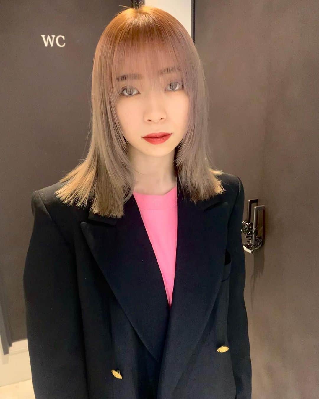 塩川裕美のインスタグラム：「#newhair   最近ピンク卒業⛓️🔫💕  . . #ハイトーンカラー #ハイトーンベージュ #アッシュグレー #アッシュ #ヘアカタログ #ヘアカラー #ストレートヘア #サロンモデル #サロモ #レイヤード #東京美容室 #渋谷美容室」