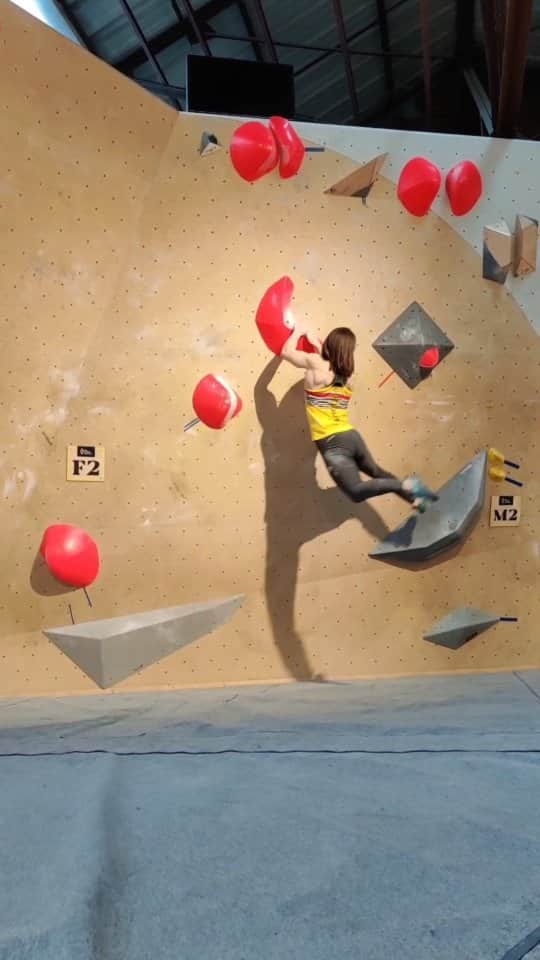 クロエ・コリエーのインスタグラム：「New outfit of the @belgianclimbing team 🐥」