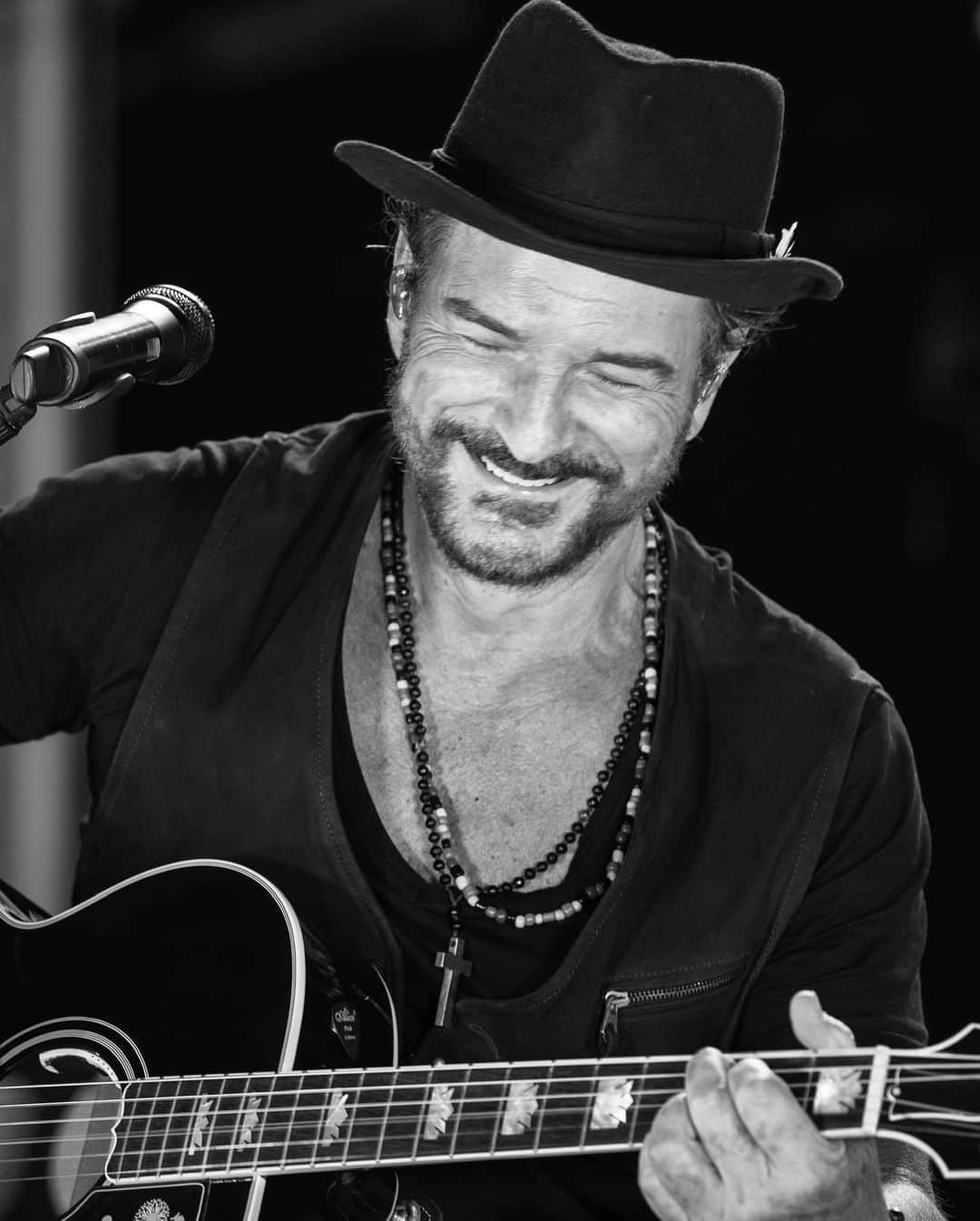 のインスタグラム：「Blanco y Negro. La cara lo dice todo. Pura felicidad.」