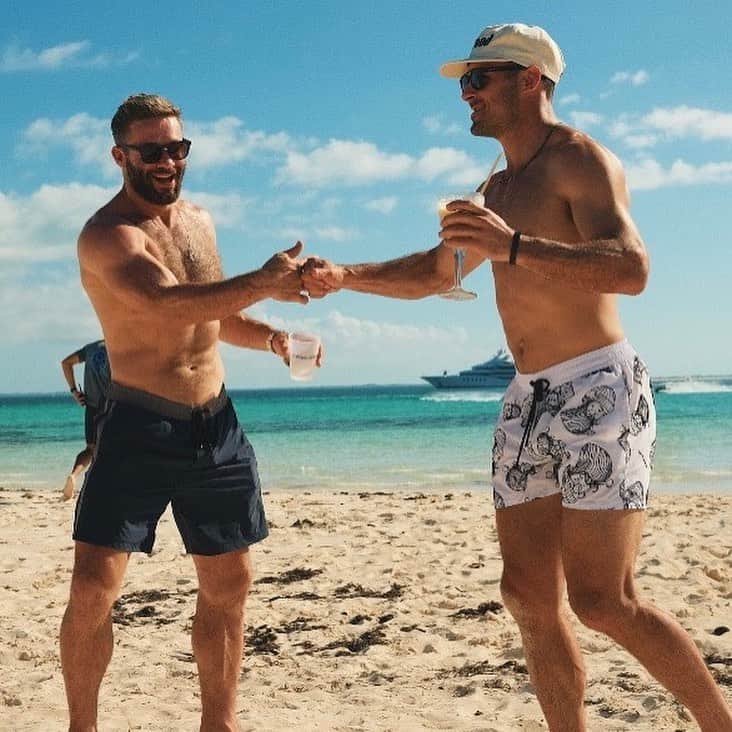ジュリアン・エデルマンのインスタグラム：「This retirement thing isn’t so bad 🕶️ ☀️ 🏖️」