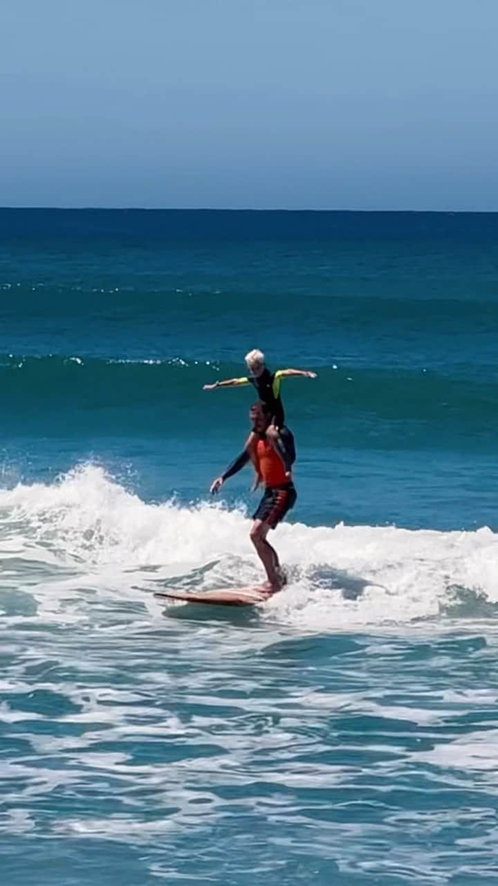 Bethany Hamiltonのインスタグラム：「I can’t think of a better way for my hubby and son to compete in their first surf contest ever!!! SO MUCH FUN!!! 🤗☀️✨🌊  The 🐸 jumps at the end melt me😁🥲😍」