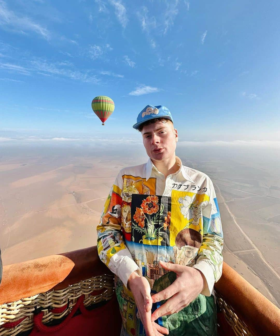 レオ・マンデラさんのインスタグラム写真 - (レオ・マンデラInstagram)「had to pull out the casablanca shirt as i flew over it 🎈」3月29日 4時31分 - gullyguyleo