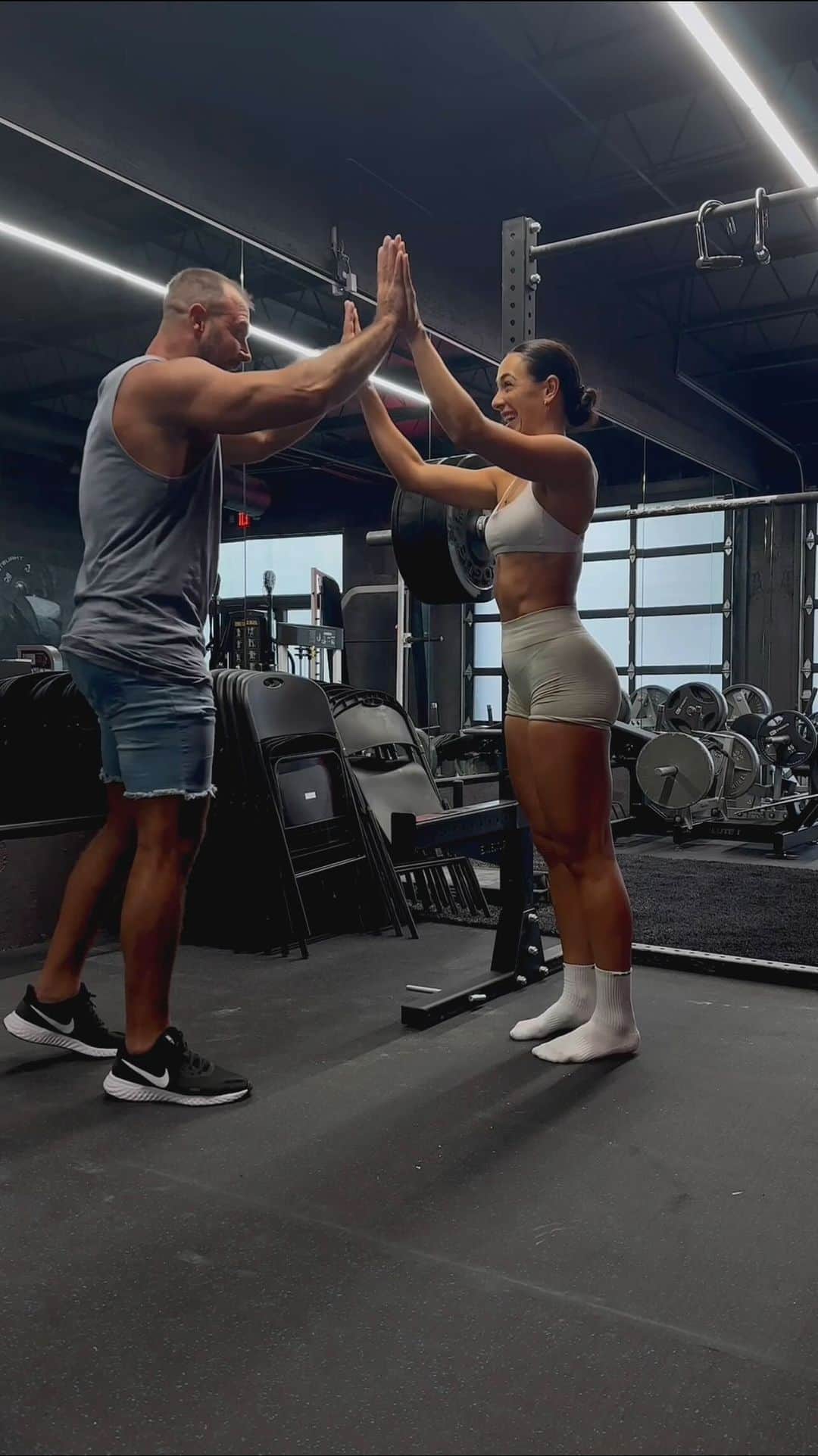 Danielle Robertsonのインスタグラム：「Would be rude not to hit a PR whilst training at the Glute Lab 🍑 Day 1 training with the Glute Guy himself @bretcontreras1   So excited for the upcoming StrongLifting comp here in Fort Lauderdale. Good vibes & heavy lifting 🔥  New PR: 120kg / 265lbs」