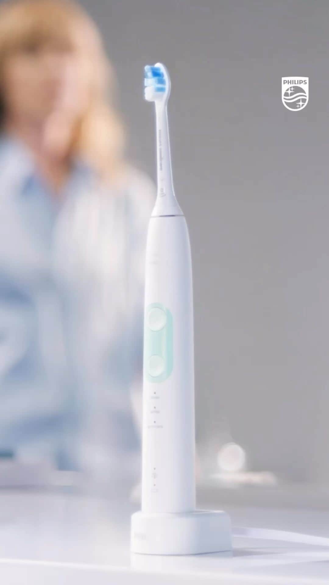 Philips Sonicareのインスタグラム：「Improve gum health by up to 100% more than a manual toothbrush* with Philips Sonicare ProtectiveClean 5100! The densely-packed, high-quality bristles give you extra gentle brushing to remove plaque along the gumline in just two minutes. Now that’s something to smile about.  What are you smiling about today?  *Removes up to 7x more plaque vs. a manual toothbrush  #PhilipsSonicare #OralHealth #DentalHealth #ProtectiveClean5100」