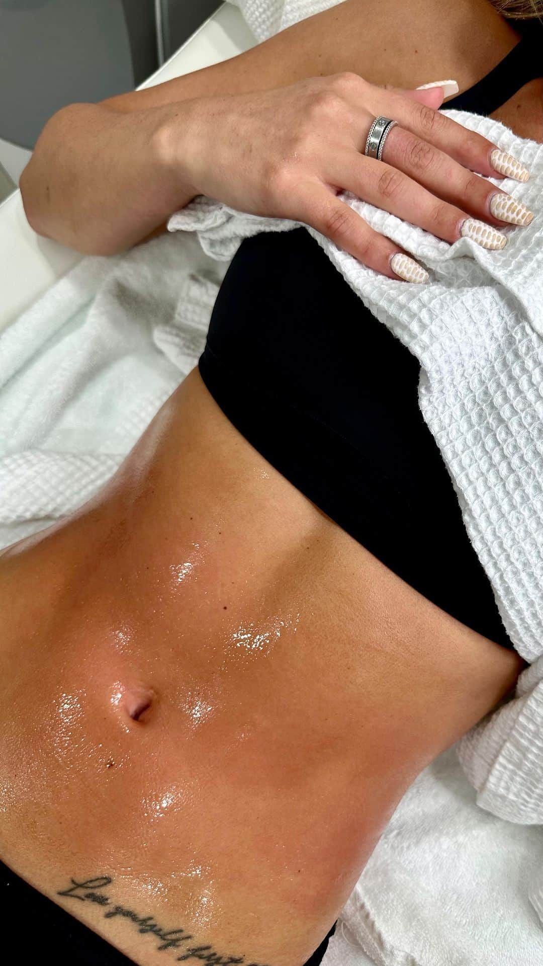 アシュリー・ウィルソンのインスタグラム：「COME WITH ME — Let’s destroy these fat cells! 💨  Venus Legacy is a breakthrough laser treatment that destroys cellulite and prompts your skin to become firmer and tighter. Cellulite reduction with this treatment works on three levels: It destroys fat cells to give you a more slender appearance. It makes skin healthier and firmer.  Book Now: Call (786) 598-8744 🔐  |||  #venuslegacy #venuslegacytreatments #slimming #tummyslimming #venuslegacyfacial #skinnylegend #miamiaesthetic #aesthetics #miamimedspa #slimntrim #howtobeauty #howtoslim #trimmingservice」