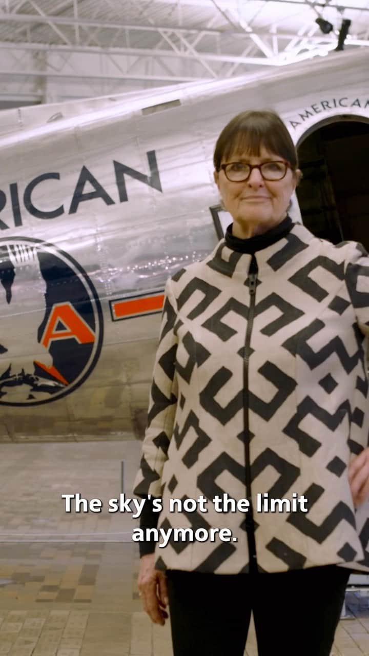 アメリカン航空のインスタグラム：「The sky’s not the limit but it is home! ✈️✨   Fifty years later, Bonnie Tiburzi Caputo’s legacy as the first woman to fly for a major commercial airline continues to soar and inspire women across the flight deck! Watch the full video to hear more about this legacy of firsts.」