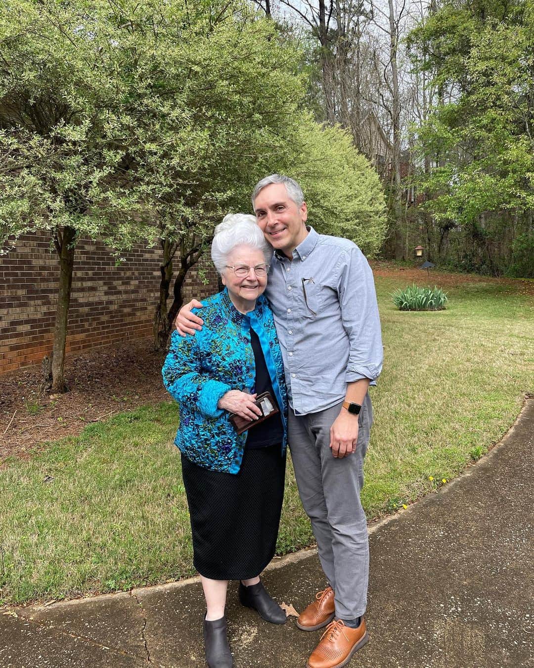 スコット・ローウェルのインスタグラム：「I had a wonderful time in Hotlanta this weekend seeing my soon-to-be 90 years-young birth mom, Helen, reacquainting myself with all the wonderful folks in her church, paying respects at Ebenezer Baptist and wandering all around that amazing city eating twice my body weight in BBQ, greens, chickens and waffles. I’ll be back soon if my arteries will allow!」