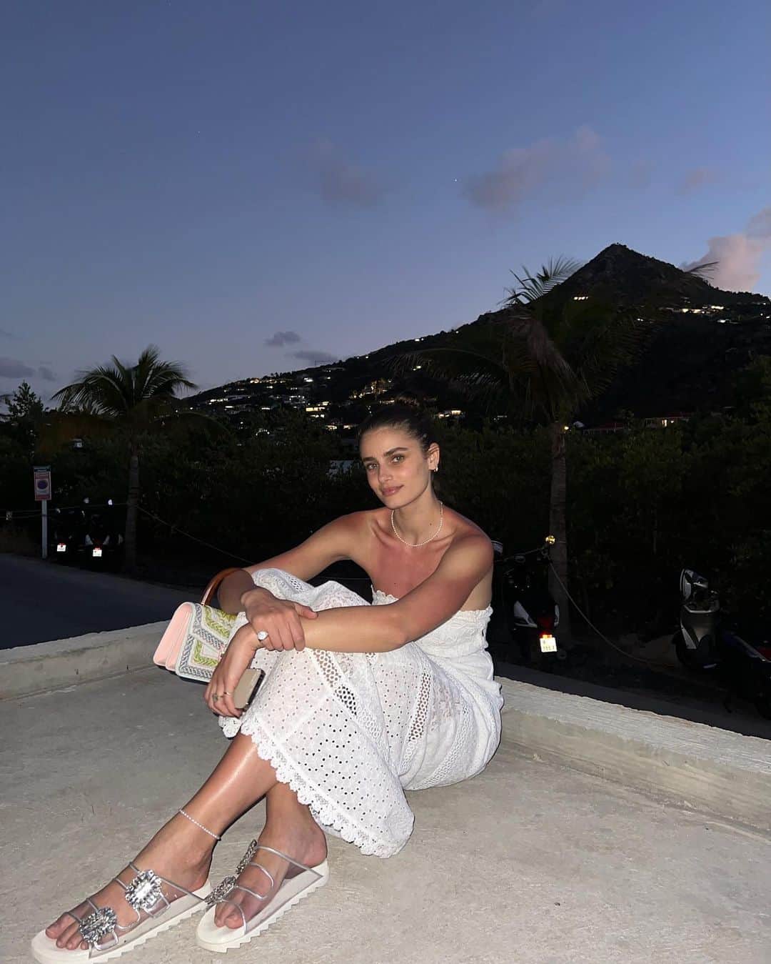 テイラー・ヒルのインスタグラム：「I seriously love these humans 🤍🤍🤍」