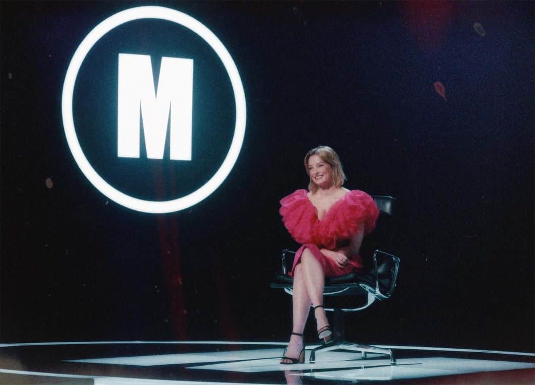 のインスタグラム：「If you’ve ever wanted to see how badly I’d do in a pub quiz, you can watch me make a fool of myself on Celebrity Mastermind April 1st on BBC One 💗  #Mastermind @bbcone」