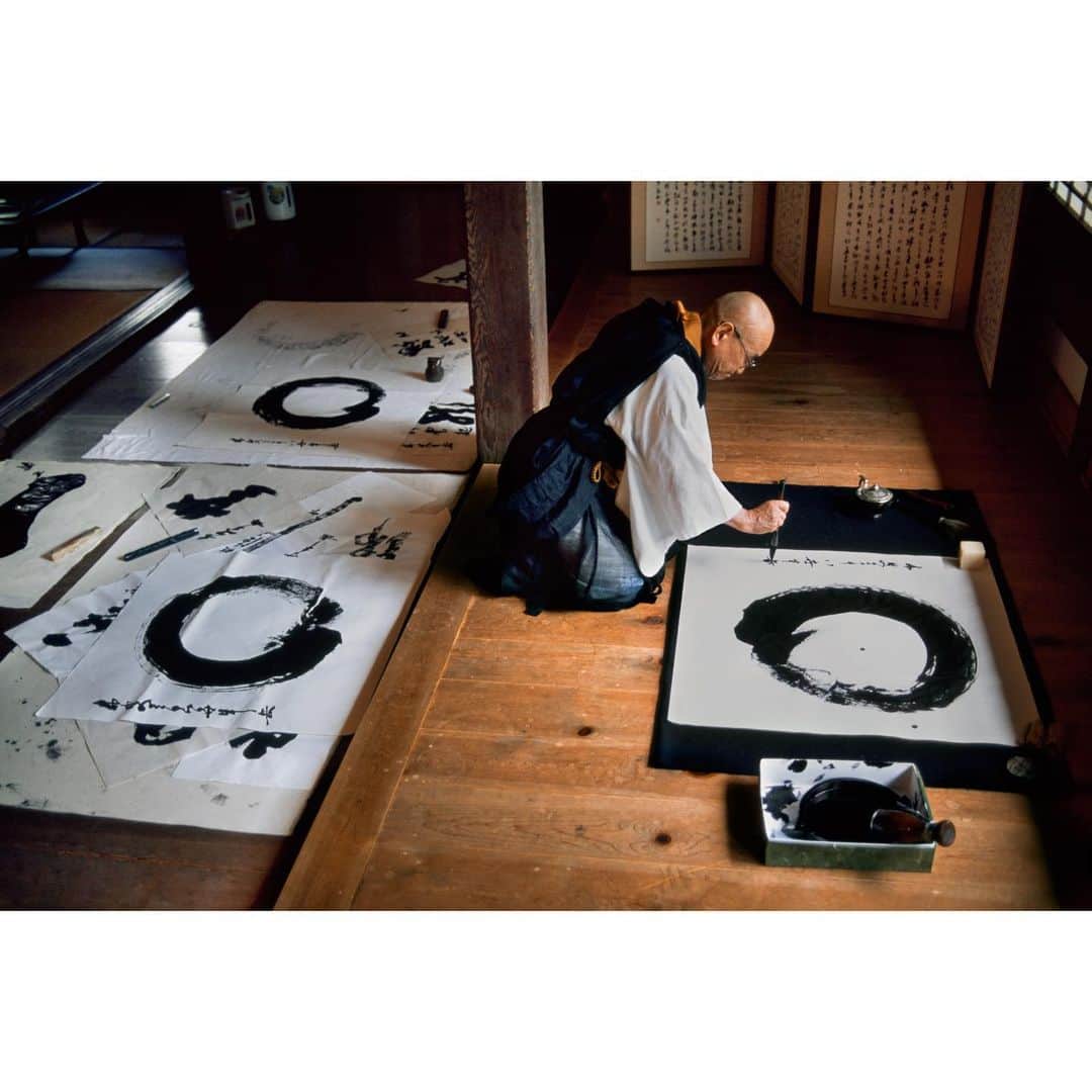 スティーブ・マカリーさんのインスタグラム写真 - (スティーブ・マカリーInstagram)「1st image: Monk carefully rakes a Zen garden in the Tofukuji Monastery, Kyoto, Japan, 2004.  2nd image: Zen priest, Hoitsu Roshi paints in his studio in Kyoto, Japan, 2004. He is painting an Enso, which symbolizes absolute enlightenment, strength, elegance, and the universe.」3月29日 5時40分 - stevemccurryofficial