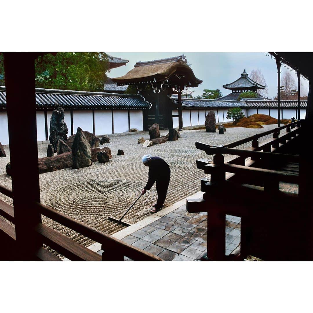 スティーブ・マカリーのインスタグラム：「1st image: Monk carefully rakes a Zen garden in the Tofukuji Monastery, Kyoto, Japan, 2004.  2nd image: Zen priest, Hoitsu Roshi paints in his studio in Kyoto, Japan, 2004. He is painting an Enso, which symbolizes absolute enlightenment, strength, elegance, and the universe.」