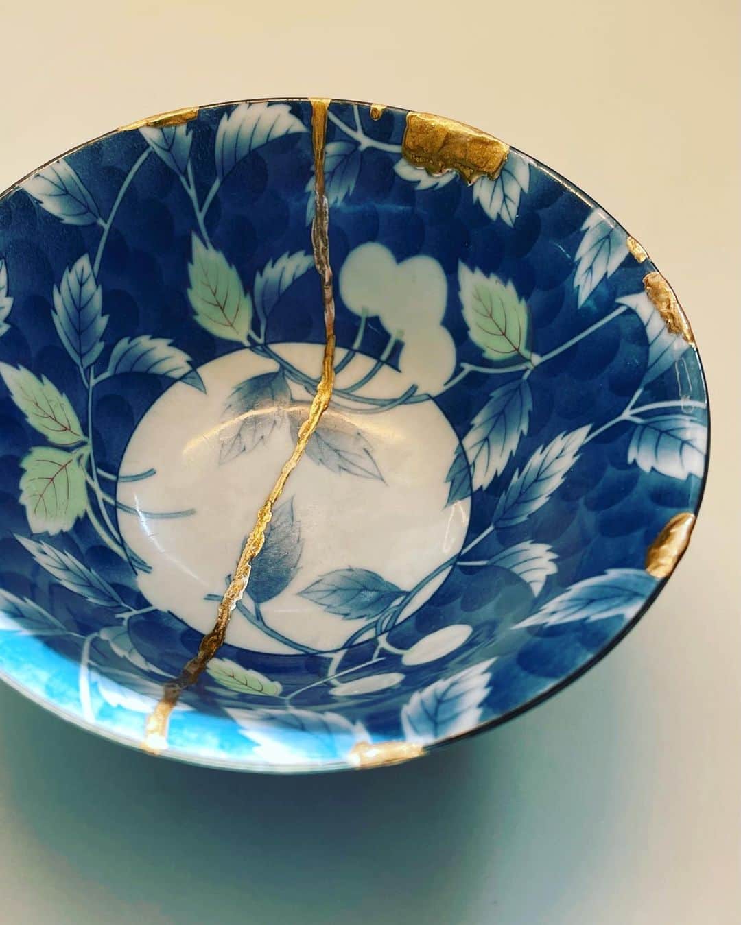 KATさんのインスタグラム写真 - (KATInstagram)「The virtual Kintsugi classes are happening less and less as the world opens up and people prefer to meet in person.   But I still like to make these happen so that people can access Kintsugi from anywhere!  Becky ( @ctsgrove99 ) took my last virtual class and shared some kind comments about her experience so I’m sharing this below along with her photos of her pieces in this post!   To Kat - “Thank you so very much for your marvelous kintsugi class. It was densely packed with instruction and information, yet still well-paced with time for us to reach a satisfying endpoint and still come away with confidence to continue mending on our own. And you’re an expert at teaching over Zoom: I felt like I could see demonstrations clearly, and ample time for sharing made the class feel immediate and intimate.  I’m so happy with my finished bowl! I’ve attached a photo, plus a photo of a vase that I repaired with my new skills.” - Becky」3月29日 5時58分 - katmcdowell