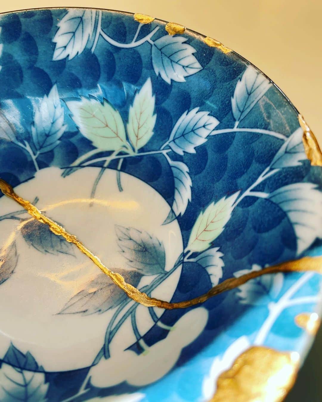KATさんのインスタグラム写真 - (KATInstagram)「The virtual Kintsugi classes are happening less and less as the world opens up and people prefer to meet in person.   But I still like to make these happen so that people can access Kintsugi from anywhere!  Becky ( @ctsgrove99 ) took my last virtual class and shared some kind comments about her experience so I’m sharing this below along with her photos of her pieces in this post!   To Kat - “Thank you so very much for your marvelous kintsugi class. It was densely packed with instruction and information, yet still well-paced with time for us to reach a satisfying endpoint and still come away with confidence to continue mending on our own. And you’re an expert at teaching over Zoom: I felt like I could see demonstrations clearly, and ample time for sharing made the class feel immediate and intimate.  I’m so happy with my finished bowl! I’ve attached a photo, plus a photo of a vase that I repaired with my new skills.” - Becky」3月29日 5時58分 - katmcdowell