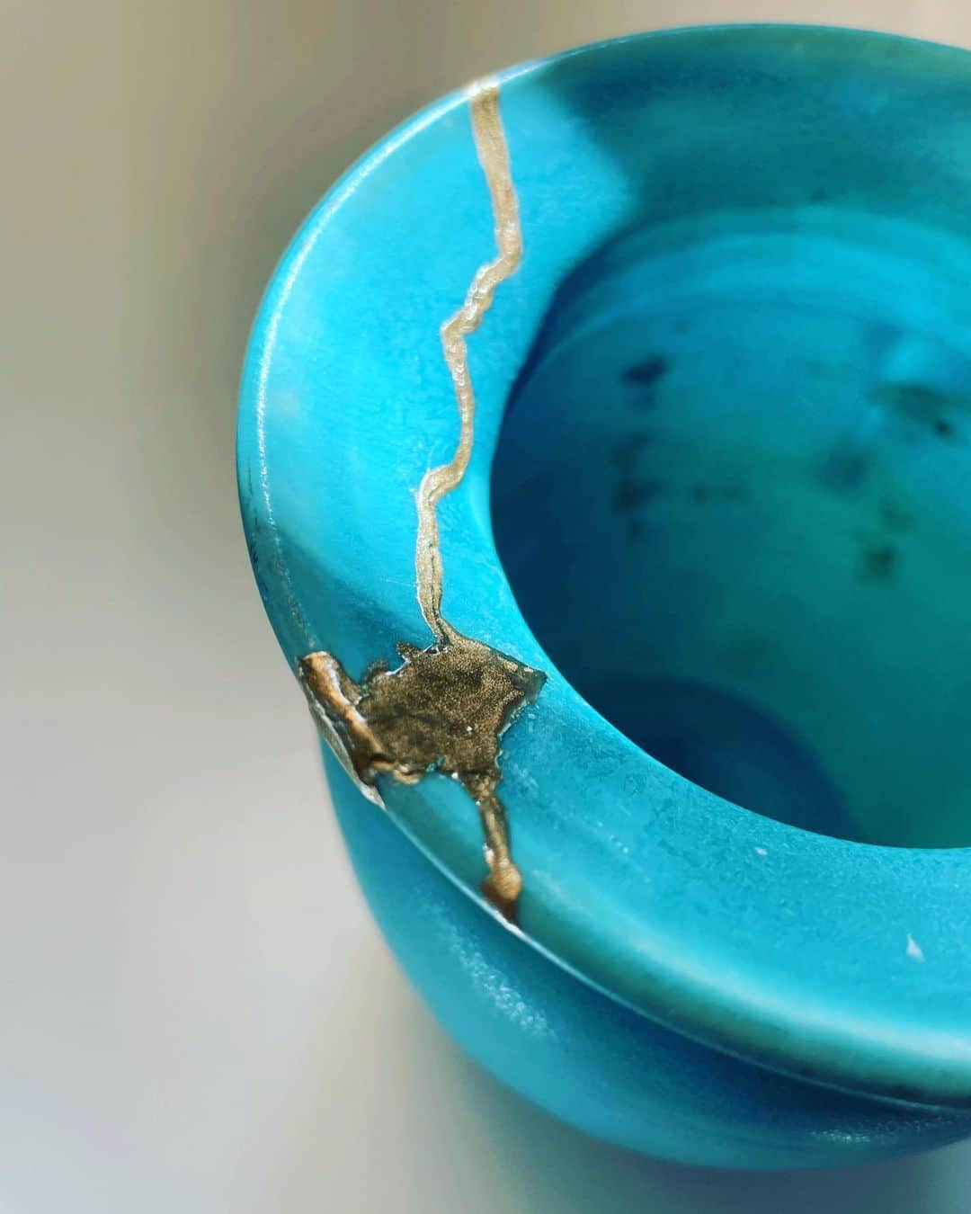 KATのインスタグラム：「The virtual Kintsugi classes are happening less and less as the world opens up and people prefer to meet in person.   But I still like to make these happen so that people can access Kintsugi from anywhere!  Becky ( @ctsgrove99 ) took my last virtual class and shared some kind comments about her experience so I’m sharing this below along with her photos of her pieces in this post!   To Kat - “Thank you so very much for your marvelous kintsugi class. It was densely packed with instruction and information, yet still well-paced with time for us to reach a satisfying endpoint and still come away with confidence to continue mending on our own. And you’re an expert at teaching over Zoom: I felt like I could see demonstrations clearly, and ample time for sharing made the class feel immediate and intimate.  I’m so happy with my finished bowl! I’ve attached a photo, plus a photo of a vase that I repaired with my new skills.” - Becky」