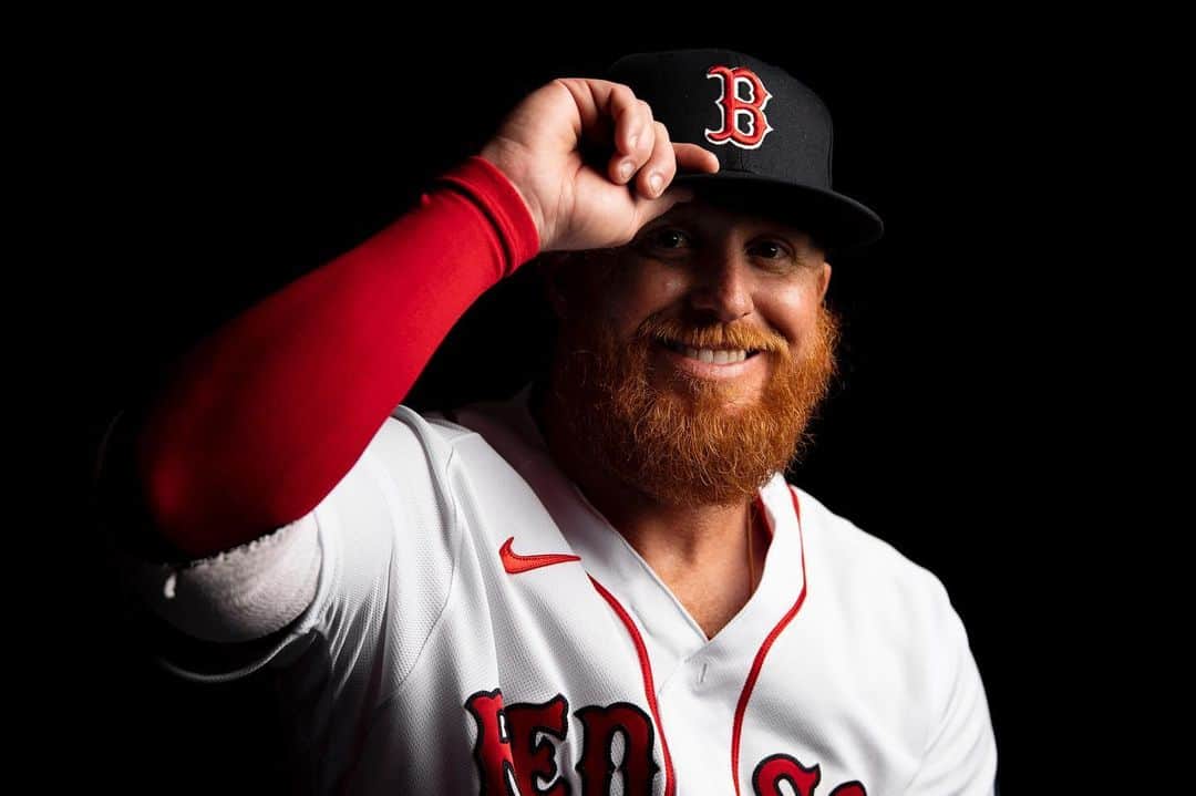 ジャスティン・ターナーのインスタグラム：「Ft Myers ✈️ Boston  ✌🏼」