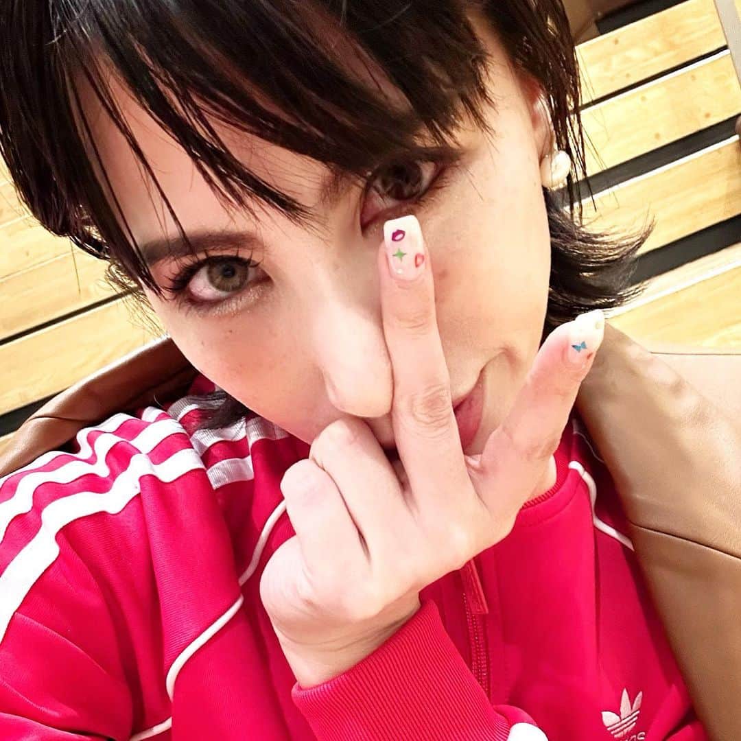 のインスタグラム：「. ✌️❤️👟」