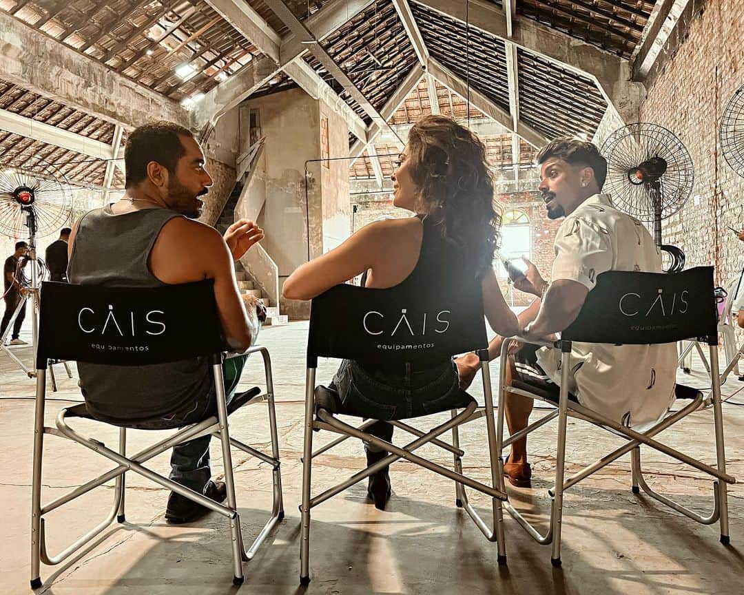 ジュリアナ・パエスのインスタグラム：「🚨 Trago com exclusividade um spoiler de #VidasBandidas: nenhum desses três presta! hahahah @simasrodrigo @thomasaquinooficial_」