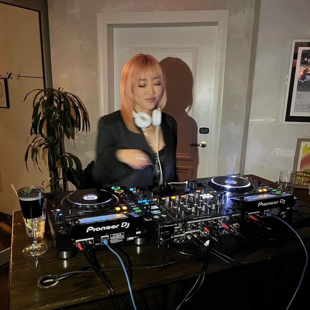 Tigarah e Lauraのインスタグラム：「Some people asked me for the tracklist of my new mix, so I post it here too! They’re all good songs, so go listen to my mix😘🔥🔥 (The link is in bio ↑)  2000 And One - Spanish Fly  Ninetoes - Bonita Diplo & SiDEPIECE - On My Mind (Billy Kenny Remix) Antenna! - Algoritmo Gesa Ruiz - ME GUSTA (feat. Anaja) Manu Chao - Bongo Bong (Divolly & Markward Bootleg) DJ Wady & Patrick M - Hulk - CamelPhat 2017 ReFix Yung Felix - Labanta ft. Alas & Blacka Mosimann - Es Vedra Joshwa - Miracles  Jengi - Bel Mercy Akon ft. John Mamann - TT Freak DallasK - Exceso Sadyouth & Where It’s ATT - All I Wanna Do Kendrick Lamar - Swimming Pools (Rucast Xxplosive Remix) Wax Motif -Bump Bump Bump Noize Ninjaz - Player The Martinez Brothers & Gordo feat. Rema - Rizzla 2 Unlimited - Get Ready (Rebel Remix) Kanye West - Fade (Juicce Remix) ESSEL - Whitney Pontchartrain - Cheap Plants Doug Willis - Dougswana」