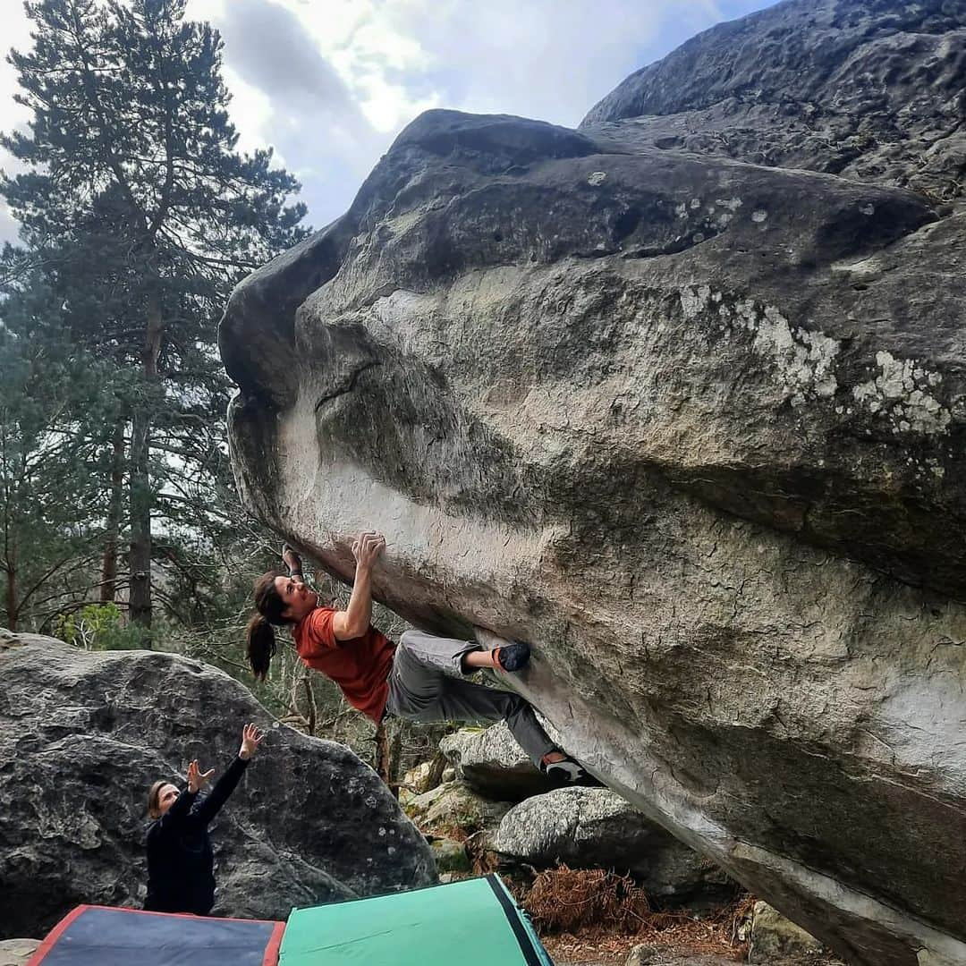 スターシャ・ゲージョさんのインスタグラム写真 - (スターシャ・ゲージョInstagram)「Fontainebleau didn't disappoint ❤️ It was a rather short trip and the weather was much better than expected 😅  I came without any (special) projects, just a few things I tried once before. I played (= got trashed) on quite some boulders, but I also managed to tick some classics:  Le Carnage 7B La Bérézina 7C L'Hélicoptère 7A  Le Toit du Cul de Chien 7A Eclipse 7C  Tristesse 7C Big Golden 7C+ Big Golden assis 8A  Also felt very proud to show my parents around this beautiful forest, my mom got to climb some nice blocs too. Met up with many good friends and climbed together with them.  I am very sore, my legs hurt and I got no skin left. Life here is good 🥰👌🏼  @trangoworldofficial #taketheotherway #waytotheboulder  @unparallelup  @tokyo_powder_germany  @planinarskisavezsrbije  #fontainebleau #bouldering #bloc #escalade #rockclimbing #girlswhoclimb  #climbing_pictures_of_instagram」3月29日 6時29分 - gejostasa