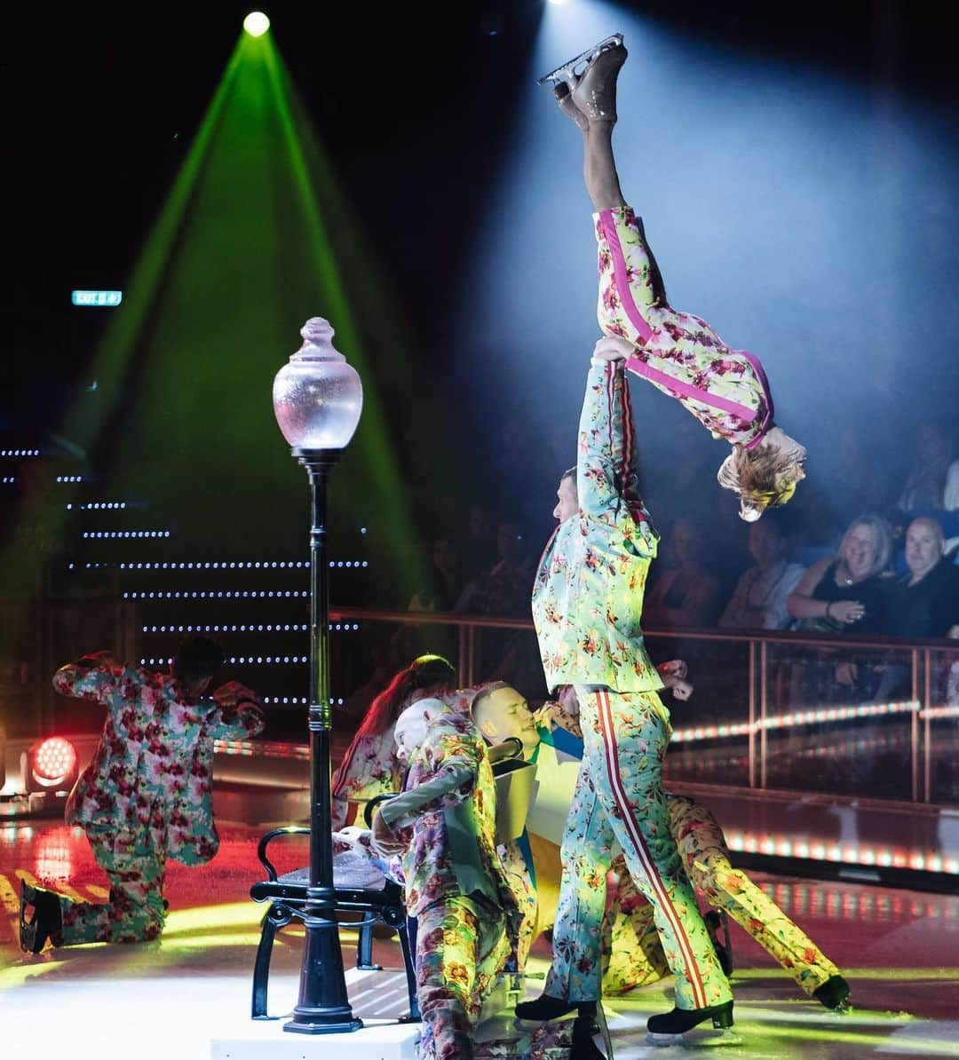 リュボーフィ・エフィメンコのインスタグラム：「I like chilling upside down 💃🏼😉 📷: @perepelkinpetr  . . .  #wonderoftheseas#willybietakproductions#harmonyots#womdercrew#rccl#royalcaribbean#showgirl#iceshow#performer#art#artist#professionaliceskater#show#carribean#royaltalent#iceshow#ice#royalcomeback#spotlight#cruiselife#royalcruises#cruiseship」