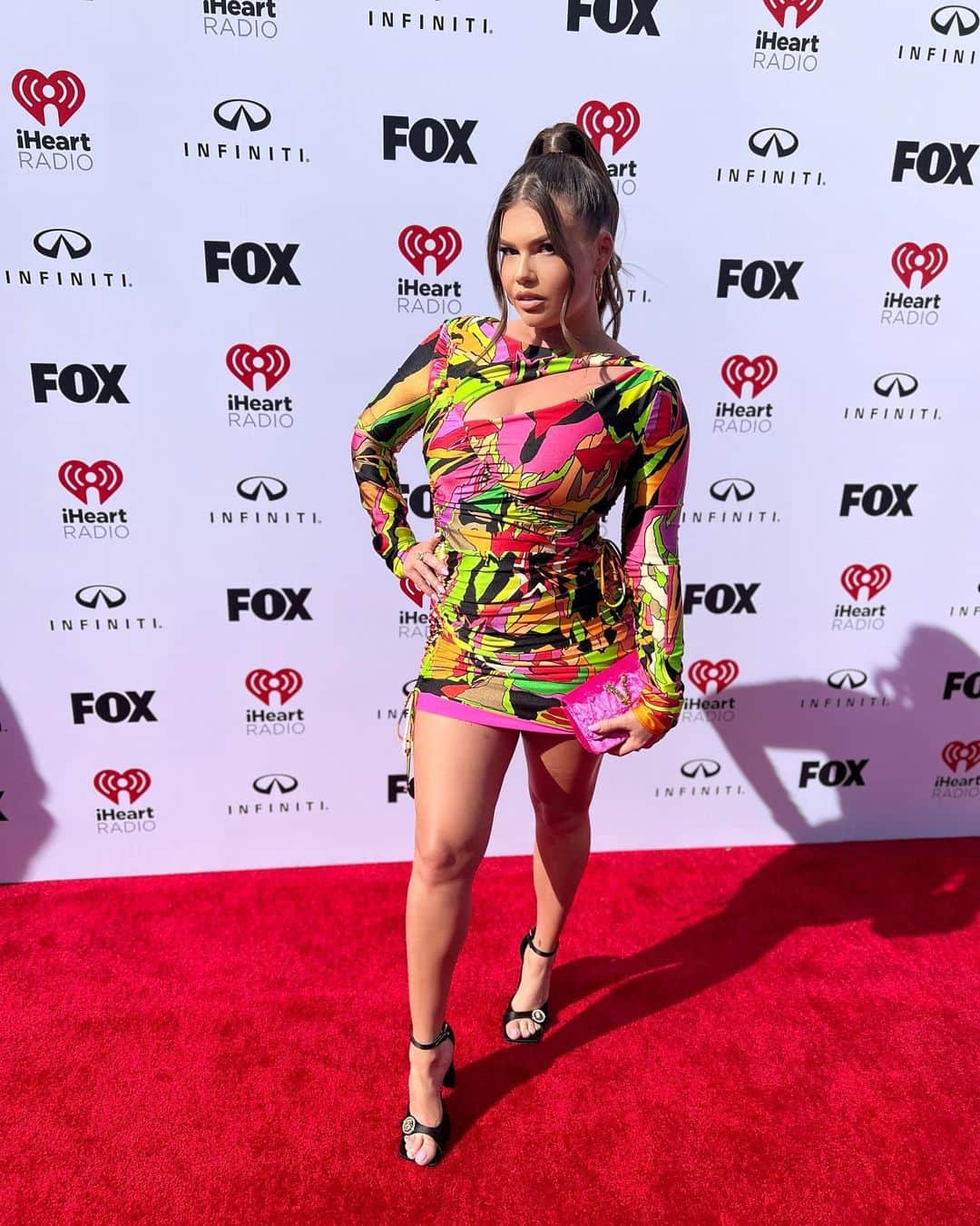 シャネル・ウエスト・コーストのインスタグラム：「Such a fun time @iheartradio awards! 😁🙌🏼 Fave slide 1-8?  Dress @dundasworld  Shoes, clutch, jewelry @versace  Hair @pelos_de_eloteee  MUA & styling 🙋🏼‍♀️」