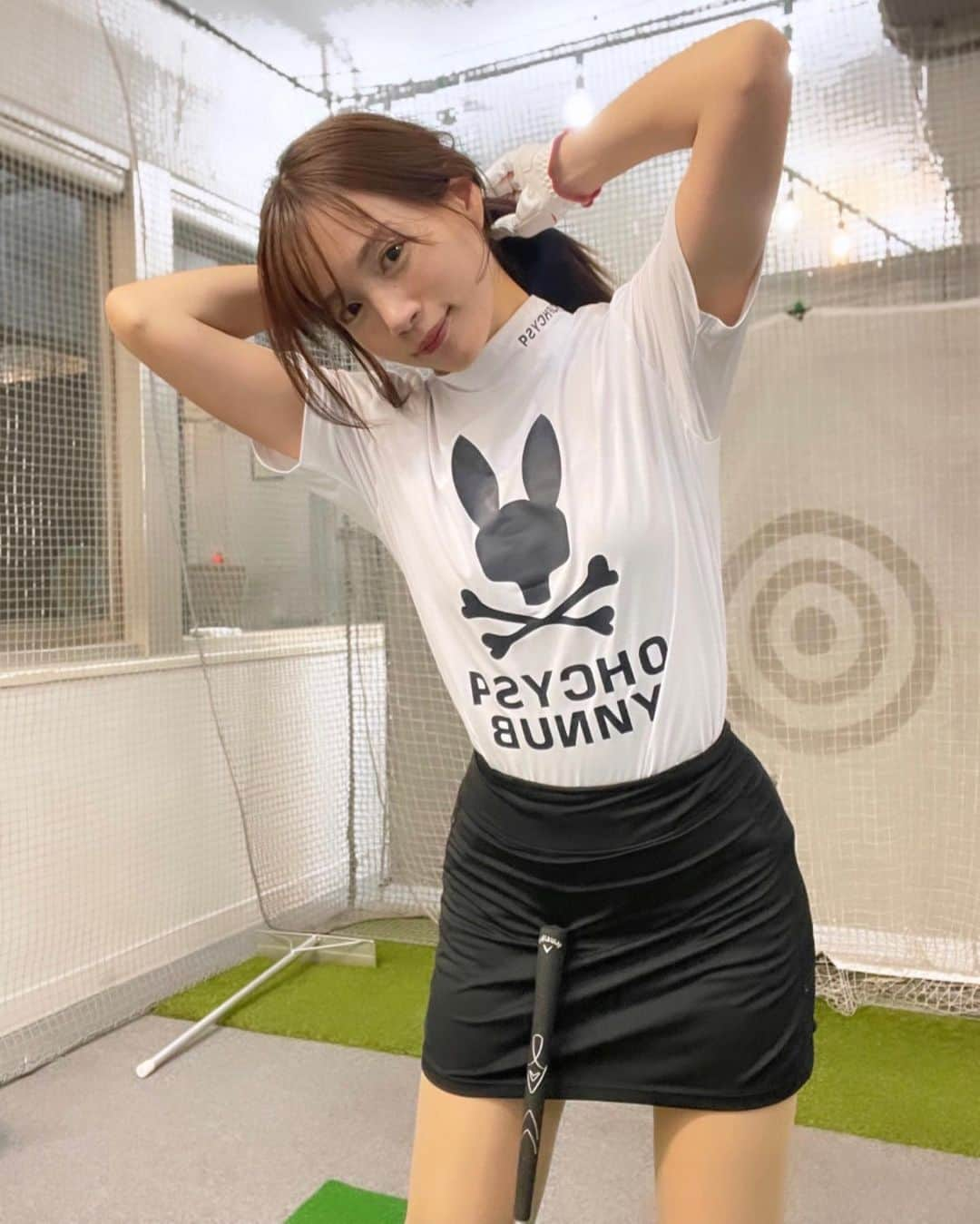 古田ちさこさんのインスタグラム写真 - (古田ちさこInstagram)「✮  @psychobunny_golf 🐰  初めて着てみた ⸝ ⸝ 動きやすい&着心地の良いモックネックシャツです◎よく見るとロゴのアルファベットが反転してて可愛いの ❥❥❥ 男女兼用でSサイズを着ています ✳︎  メンズが着るともう少しタイトで格好良い感じになるよ ⭐︎  この日は天気悪かったので室内練習。キッズの7番アイアンはたまに使うんだ⸝⋆スイング改造はヘッドを遅らせるところで手こずっています。。🥹💦  #サイコバニー #サイコバニーゴルフ #psychobunnygolf #ゴルフウェア  #psychobunny #psychobunny🐰  #golfstagram #golfswing #モノトーンコーデ  #ゴルフ #ゴルフ女子 #ゴルフ好き #ゴルフ好き  #ゴルフファッション #ゴルフウェアメンズ  #ゴルフコーデ #golfwear #ゴルフ女子コーデ  #ゴルフバカ #golflife #ゴルフ練習」3月29日 7時27分 - chisakofuruta