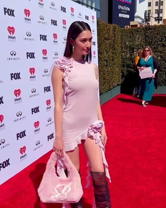 あんなのインスタグラム：「MY FIRST RED CARPET!!! thank you @iHeartRadio Music Awards 2023 for having me 🌹 初めてのレッドカーペット楽しかったです！ありがとうございました！  styled by @maikeeb_kills  hair @saratintari  makeup @tarnovetska  dress @fanci.club  shoes @jimmychoo  bag @blumarine  jewelry @jenniferfisherjewelry」