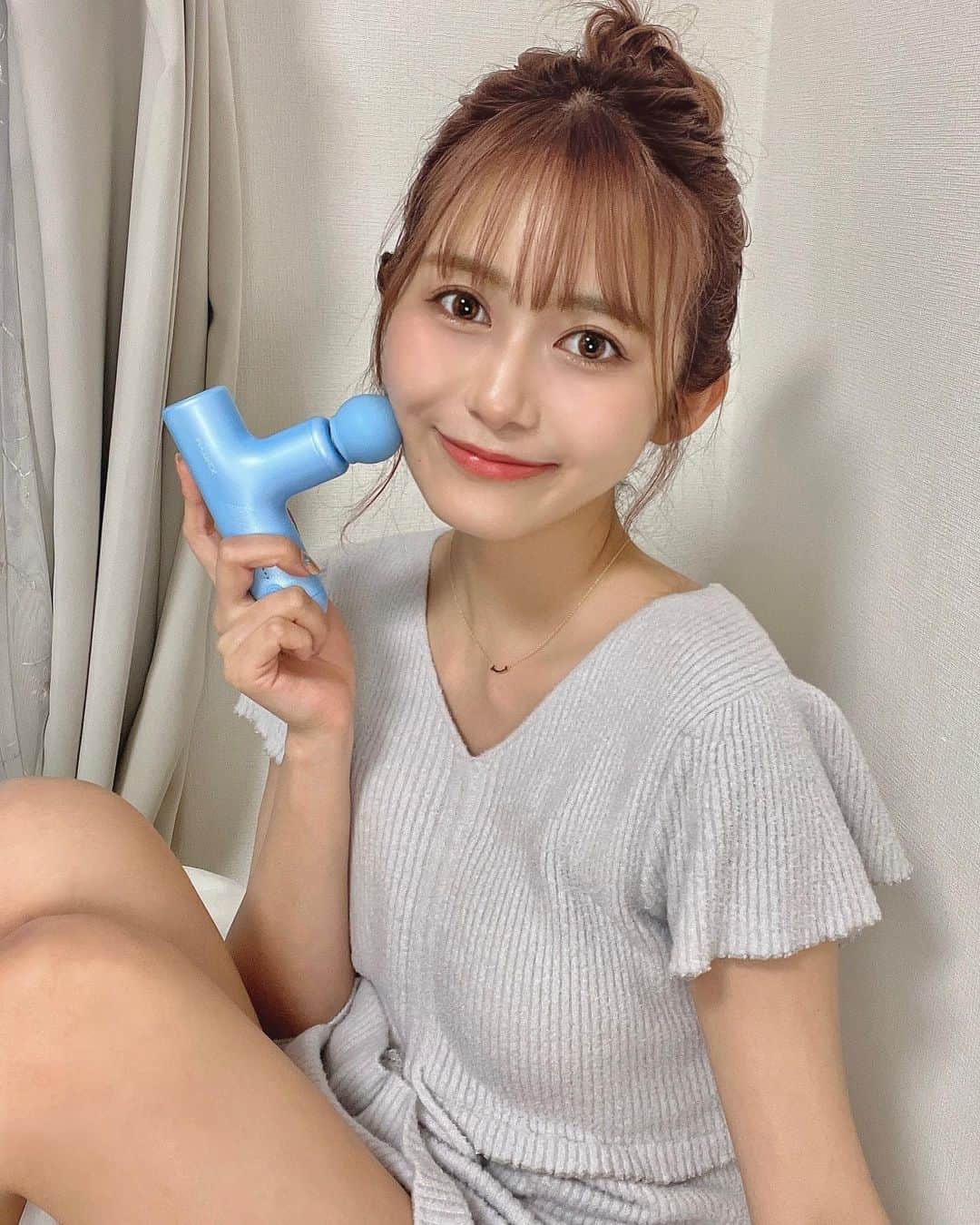 後藤佑紀のインスタグラム：「@mytrex.official から新発売の AYTREX REBIVE AIR🧊🦋🫧‪  💙最大約7kg相当の圧力まで耐えられる 💙最大3,000回/分のハイパワー振動 💙顔にも身体にも使える 💙重さは約250g(めっちゃ軽い) 💙5つのアタッチメント付き  ストロークが強くてずっとマッサージしちゃう😌 顔にも身体にも使えるのに 持ち運びできるサイズ感＆軽さで最高すぎる🥹 もうすぐシーズン始まるのでレースに持っていきます👜  #mytrex#マイトレックス #rebiveairi#リバイブエア #rebiveseries#リバイブシリーズ #ボディケアブランド #ボディケア#ボディメンテナンス #マッサージガン #ハンディガン #筋膜リリース」