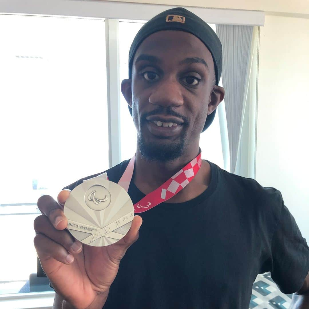 レックス・ジレットのインスタグラム：「It feels great to touch the tactile design of my Tokyo 2020 silver medal.   "Tokyo 2020" is written in braille on the front and there are notches on the side and on the ribbon to indicate that it's a silver medal.   Can't wait to get my hands on that gold medal in #Paris2024!  #Paralympics #TrackandField #blind #athlete #longjump #100m #teamusa」