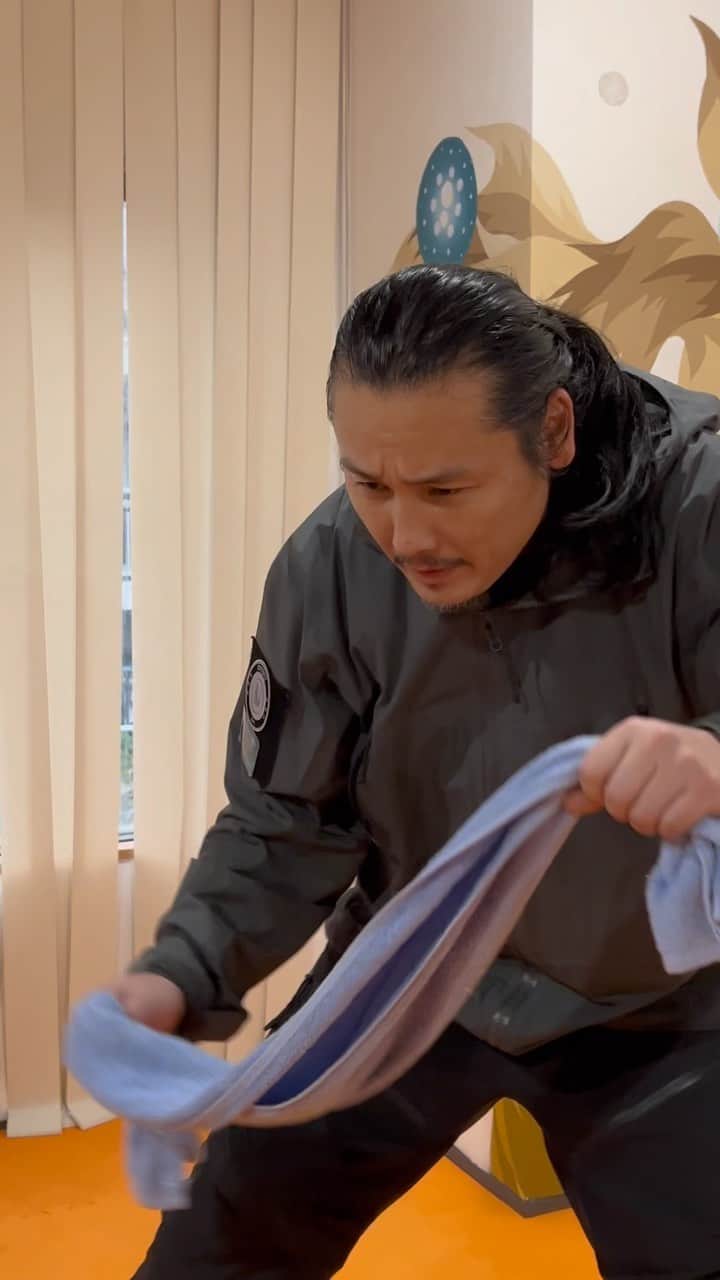 坂口拓のインスタグラム：「Even a towel can be useful for disarming knives…  #映画で観たいリアルアクションシーン集 #Cinematic #realisticaction  #坂口拓 #侍 #taksakaguchi #tak∴ #reborn #crazysamuraimusashi  #versus #disarm #samurai #action #actor #sakaguchitak #movie #lightningdisarm #ウェイブ #リアルアクション#realisticaction #karambit #towelworkout」