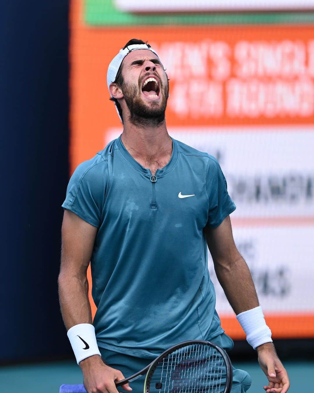 カレン・ハチャノフのインスタグラム：「Hear him roar 🦁   @karenkhachanov gets past Tsitsipas 7-6 6-4 to advance in Miami!   @miamiopen | #MiamiOpen」