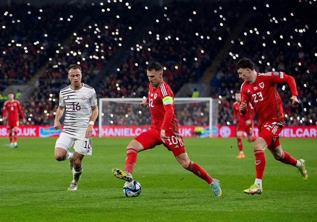 アーロン・ラムジーさんのインスタグラム写真 - (アーロン・ラムジーInstagram)「Good start to the campaign and great to get the win at home. Thanks to the #redwall and my lucky mascot 😏🥰 #togetherstronger @fawales 🏴󠁧󠁢󠁷󠁬󠁳󠁿」3月29日 7時51分 - aaronramsey