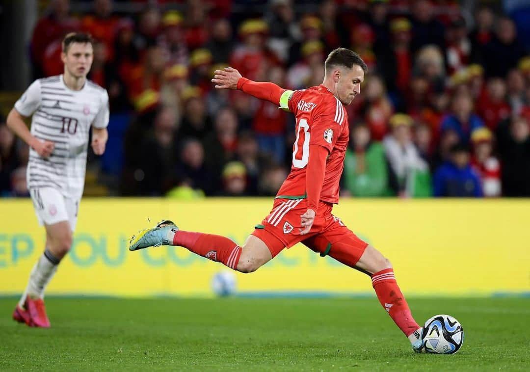 アーロン・ラムジーさんのインスタグラム写真 - (アーロン・ラムジーInstagram)「Good start to the campaign and great to get the win at home. Thanks to the #redwall and my lucky mascot 😏🥰 #togetherstronger @fawales 🏴󠁧󠁢󠁷󠁬󠁳󠁿」3月29日 7時51分 - aaronramsey