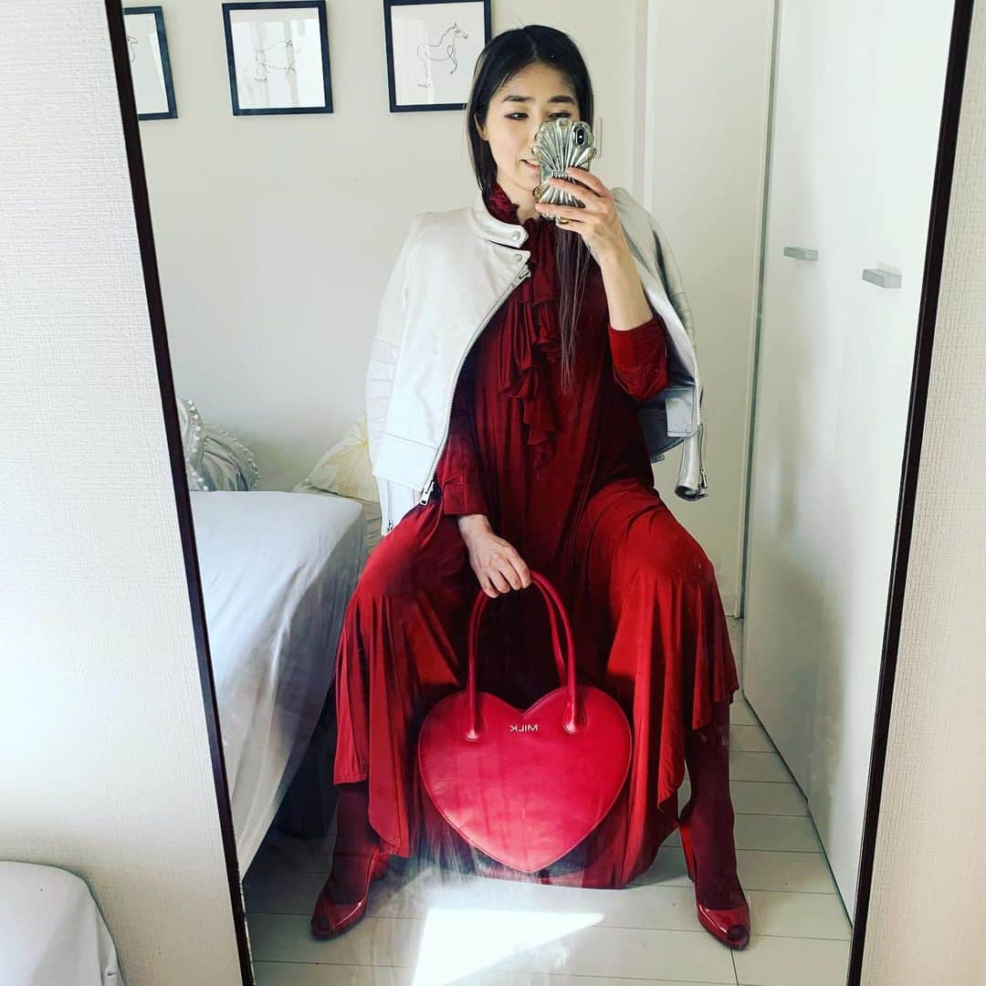 峰なゆかさんのインスタグラム写真 - (峰なゆかInstagram)「わが子ちゃん3巻の打ち合わせに行くぞ！ シルバー革ジャン　#sacai 真っ赤なワンピース　#zara ハートバッグ　#milk 真っ赤なパンプス　#dolcegabbana  #ootd」3月29日 13時20分 - minenayuka