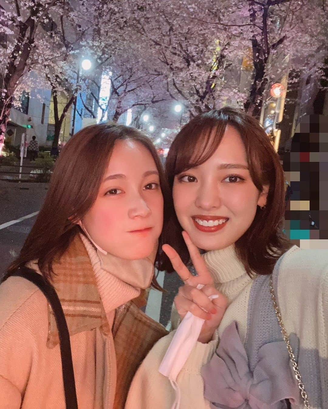 飯窪春菜のインスタグラム：「🌸  中村ゆりかちゃんと 2人でご飯食べて 桜を見て 本気でマリオカートした日🔥  仲良しのメイクさんを通じてお友達になったよ〜 可愛い。ひたすら可愛い。 会うとほわほわ癒されます🥰🫶🏻  #桜 #夜桜 #桜ナイトフィーバー だね」