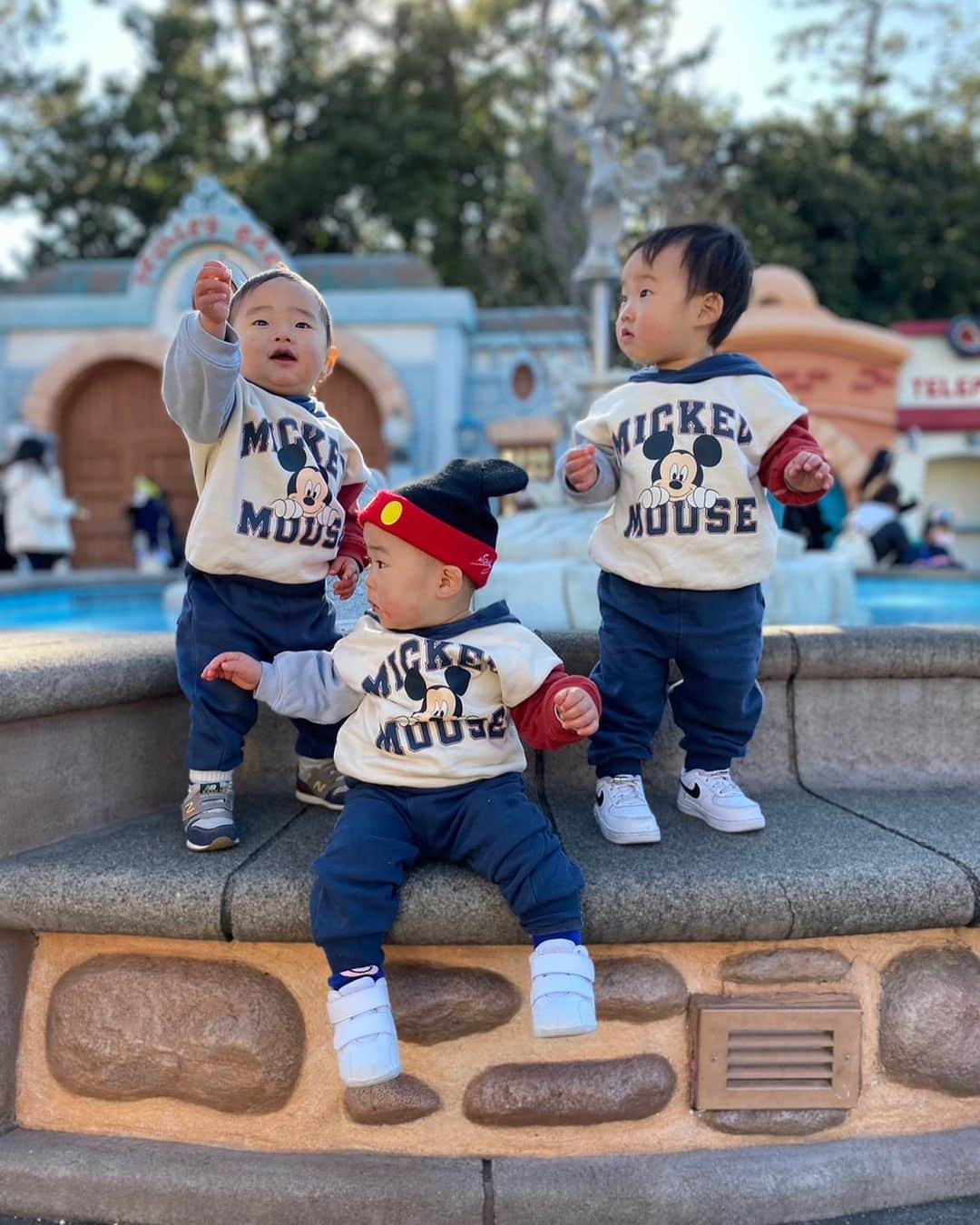 菊池沙都のインスタグラム：「ご近所物語👶🏻👶🏻👶🏻💙 自由な3人が愛おしい。 母たちはとおっても楽しかったよ🤤❤️  Xmasケーキはまやちゃん手作り🎂💓  #時差投稿#思い出#思い出を振り返る #latergram#tb#throwback #ディズニーランド#ディズニー #子連れディズニー #disney#disneyland #クリスマス#Xmas #2021年生まれ#男の子ママ #ご近所物語#幼馴染#素敵な関係 #いつもありがとう」