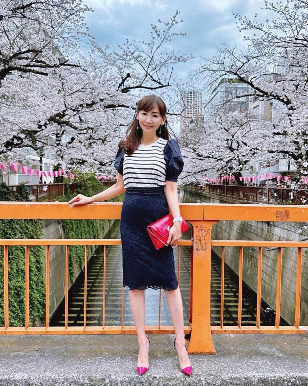 のインスタグラム：「#お花見コーデ  🌸 って言うかたまたま通りかかってお花見できた🥰🌸🌸🌸  予報は雨だったから ささやかな幸せ😊💞  この後数時間後 雨降ってきたから やっぱりラッキーでした✨🥰🤞✨  スワイプで目黒川の お花見状況🌸チェックできます☺️🌸  #目黒川 #中目黒 #代官山 #花見スポット  #お花見スポット  #アラフォーライフ #アラフィフライフ #美魔女 #目黒川の桜  #目黒川桜まつり  #目黒川沿い #アラフォーコーデ  #アラフォーファッション  #アラフィフコーデ  #アラフィフファッション  #美魔女 #大人女子コーデ  #オフィスコーデ  #ボーダートップス  #ボーダーコーデ  #デートコーデ  #デート服  #いつコ  #いつかのコーデ」