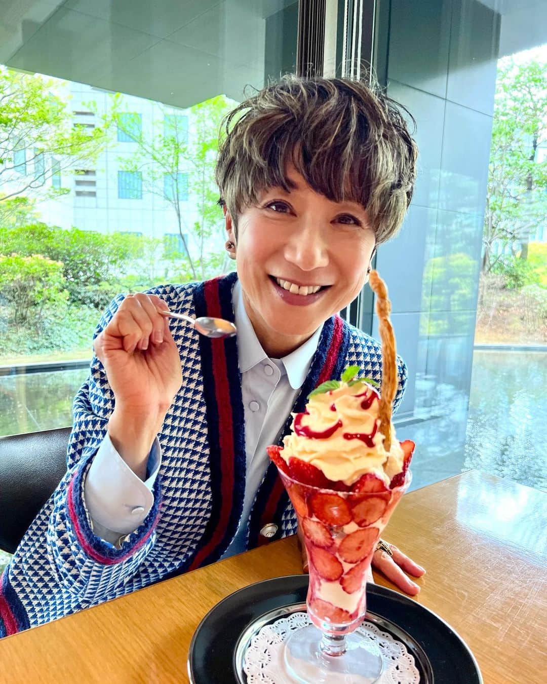 黒田知永子のインスタグラム：「. いちごパフェ🍓 美味しかった〜 ご機嫌です☺︎  2枚目は先日の寒かった日。 同じジャケット💙❤️  #いちごパフェ  #キャピタル東急origami  #黒田知永子  #chiekokuroda   ブランドは画面をタップして下さいね。」