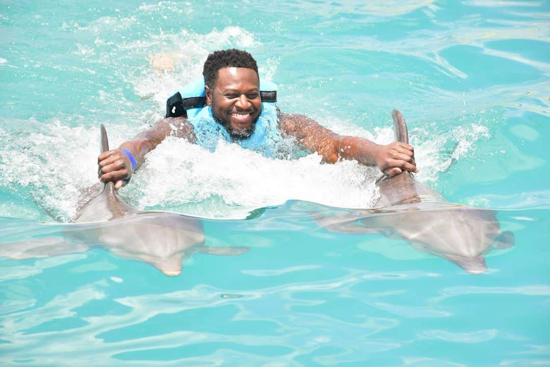 ブランドン・フィリップスのインスタグラム：「Aquaman and his dolphins🤟🏾 #TheyMadeMeDoIt  #enjoylife  #TheLifeOfEmil ~b£p🐬」