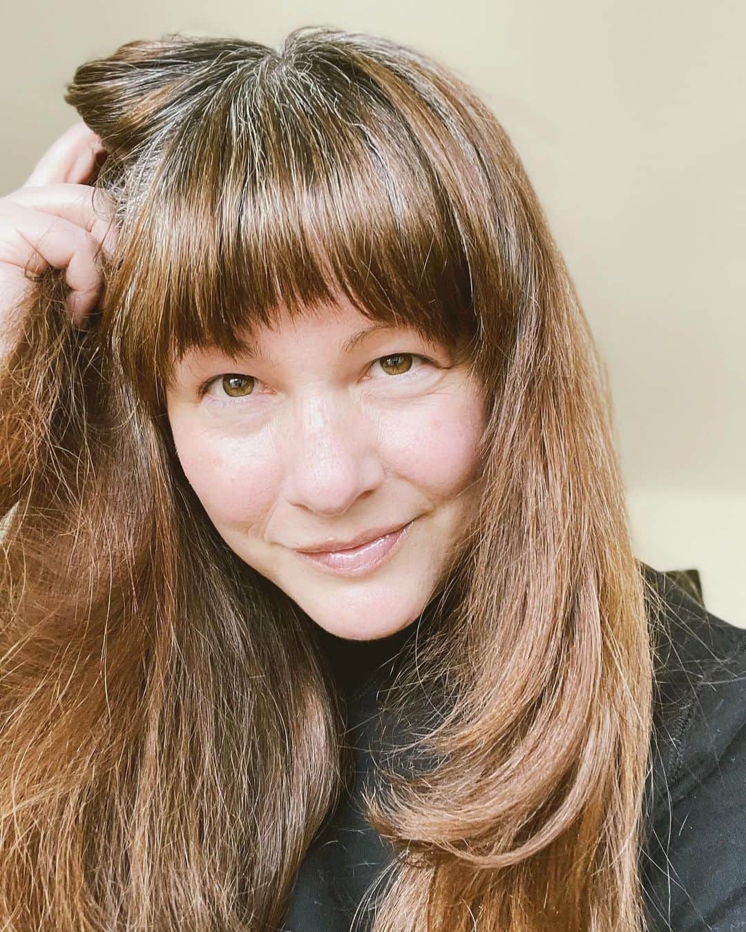Robin May Flemingのインスタグラム：「I used to feel actual shame when my roots showed. Where did that come from? And why was I okay with it for so long? When dyeing my hair shifted from fun to Sisyphean, why didn’t I stop or at least take a break?   I have been sitting with these questions and it is ✨super✨ uncomfortable.  I would literally wait for a break in my migraines to squeeze in a dye day. Sure, the chemical stink pretty much guaranteed a few nights of restless sleep and MORE headaches. But I honestly felt like I had no other choice.  Spoiler alert: I did. I totally did. I always did. And yet.  I don’t know a single man who experiences existential dread at the sight of his greying temples. Maybe they’re out there and just not talking about it? If so, hey my DMs are open. I’d love to hear from you.   Do your greys make you feel embarrassed? Unkempt? Undesirable? Neutral? Do you feel they increase your social value or, strand by strand, do you feel like you’re being woven into an invisibility cloak?」