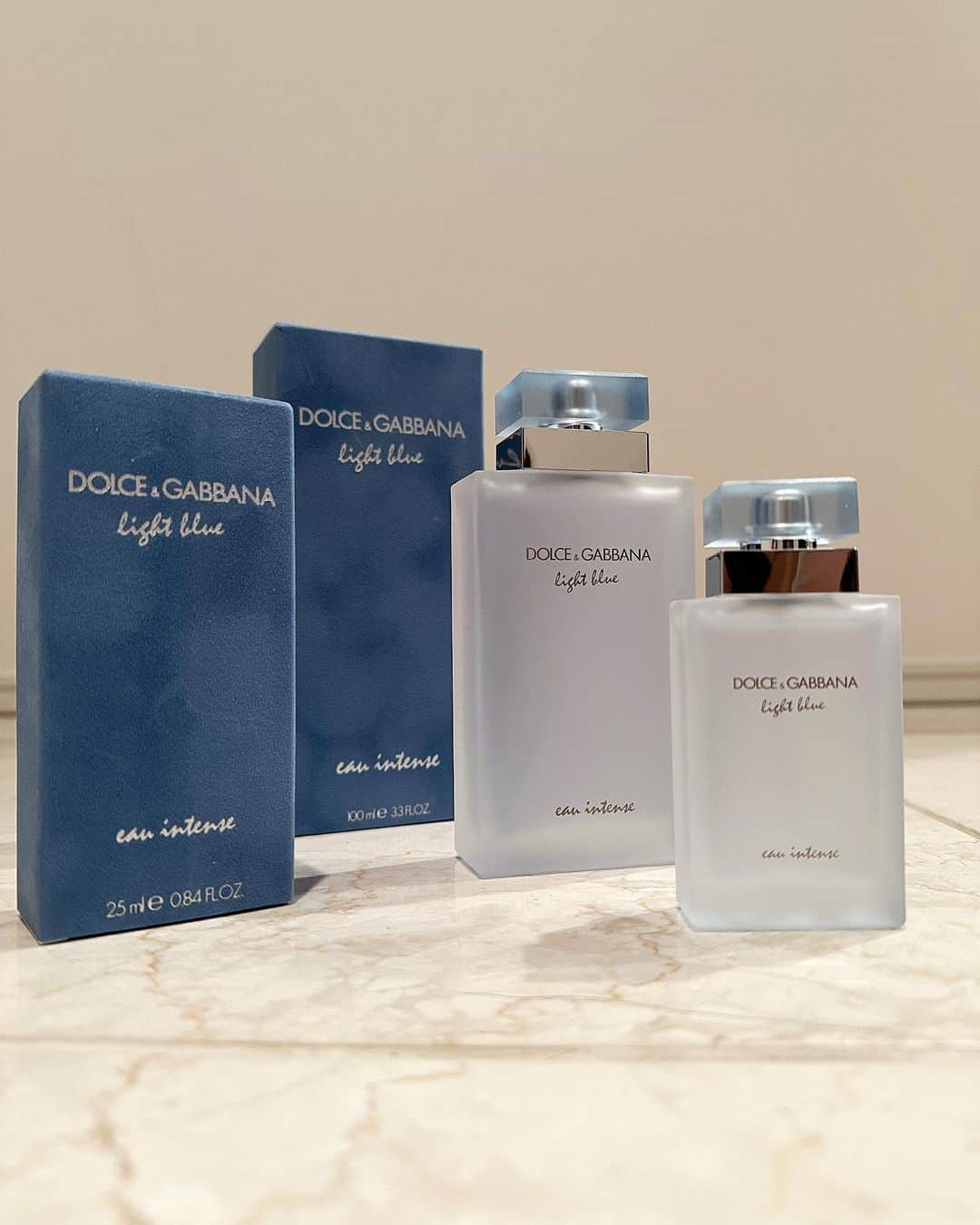 美舟さんのインスタグラム写真 - (美舟Instagram)「DOLCE&GABBANA❤️  香りって一生人の心に残る物 その時の思い出がスーッと蘇るんだよね。 だからとても大切なんだよ❤️  香りって表現するのが難しいよね。 商品説明の香りの表現が 本当に夢があり皆様のイメージの中に入り込む様な素敵な表気の数々。 ここからイメージを膨らまして香りを想像してみて！ 想像が難しい場合はやはり店頭に行ってみて香るのが一番わかりやすい！  ① ベルベット テンダー ウード オードパルファム 50mL  優しく凛とひらくバラの花びらと、未知の土地から吹くミステリアスな風の出会い。ベルベットのように柔らかく、甘く温かみのあるウッディフローラルの香り。  ② ライトブルー オードトワレ  太陽がさんさんと降り注ぐ日中と想い出に残る忘れられない夜を表現した、フルーティフローラル調の香り。 「Light Blue」は、（ギリシャ神話に登場する）セイレーンのようにどんな人々の心をも虜にするフレグランスです。抗いがたい、女性らしい魅力をもたらします。  ③ドルチェ リリー オードトワレ  この弾けるようなフルーティ フローラルの香りは、自信に満ちた若い女性への成長を体現しています。いつもアクティブに動き回っていて、それでも人生のシンプルな喜びを楽しんでいる、そんなユニークなキャラクターやエネルギーを、生き生きとした香りが完璧に表現しています。  ④ the one オードトワレ  for woman センシュアルなオリエンタルフローラルの香りで人を惹きつけてやまない香り、「ザ・ワン　オードパルファム」に、香りのキーであるマドンナリリーの存在感がより一層ひきたつフレッシュなオードトワレ❤︎  #ドルガバ #DOLCE&GABBANA #香水」3月29日 8時18分 - mifune2014