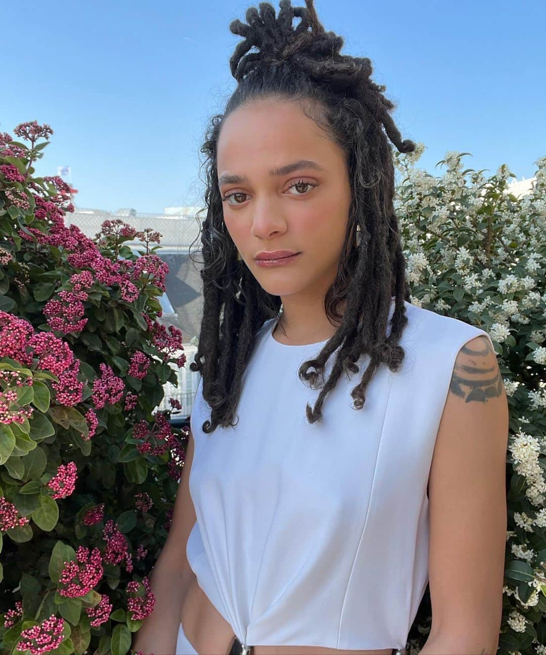 のインスタグラム：「Missing Paris with this Beauty #sashalane styled by @jasonbolden hair by @naivashaintl #MakeupByVincent I started Sasha’s makeup off with by using #hauslabsfoundation in 325 applied with a damp @beautyblender I then used the @lauramercier Cavier stick eyeshadow in Au natural to define around her eyes before applying a generous coat of @hourglasscosmetics caution mascara to her top lashes followed by hourglass unreal high shine lipgloss in ignite color. And finally to finish Sasha’s fresh face off we created a beautiful sunburnt blush look using the two of the new #hauslabsblush I used hibiscus haze first across her nose and in a “W” shape up the apples of her cheeks I then used pomelo peach on the top of her nose softly and on her contours to add depth and dimension to this gorgeous, fresh face. 🤍」