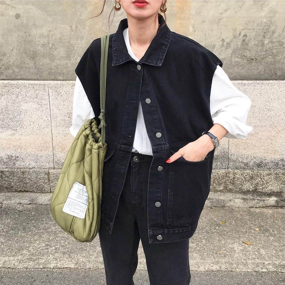 のインスタグラム：「ブラックdenim on denim🖤 . どっちも　@nugu_klee   デニムオーバーベスト/black バックバンディングワイドデニムパンツ/black/S  このベスト、ウォッシュ加工した生地でくたっと柔らかくて、サイズ感もちょうどいいオーバーサイズ🙆‍♀️💕  パンツも後ろがウエストゴムで楽ちん💓  ブラックデニムも可愛いなー🥰🌸  @nugu_klee Spotlight SALEでたくさんご購入ありがとうございました😭💓 引き続き、3/31までデニム商品は15%offになっています💕 デニムジャケットやデニムベスト、デニムシャツ、デニムパンツはどれもおすすめの生地、シルエットです🙆‍♀️✨ . . . vest.pants @nugu_klee  tops#uniqlou  クルーネックtシャツ7分袖  bag @authen_japan  shoes#paraboot . . . . #ブラックデニム#デニム#デニムコーデ#デニムオンデニム #denimondenim #デニムベスト#キルティングバッグ#古着mix #古着女子#古着コーデ#vintage#パラブーツ#uniqlo#ユニクロ#クルーネックt #uniqloコーデ #tbt#ootd#instafashion#outfit#ママコーデ#古着好きな人と繋がりたい」