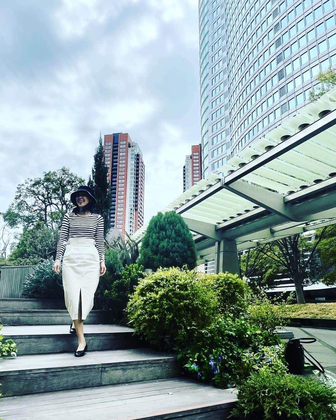 藤田陽子さんのインスタグラム写真 - (藤田陽子Instagram)「最近、週末はフラットシューズ率が高いです。  フラットシューズって、スカートち合わせるときには、長めスカートがおすすめ 膝上スカートとか、短めに合わせると、生足感が強くて変なバランスになっちゃうの  @yoko.fujita.official  @define_beauty_japan   #週末 #週末コーデ #フラットシューズ #スカートコーデ #ボーダートップス #ファッション好きな人と繋がりたい #アラフィフ #アラフィフコーデ #アラフィフ女子 #アラフィフファッション #flatshoes #fashionstyle」3月29日 8時39分 - yoko.fujita.official