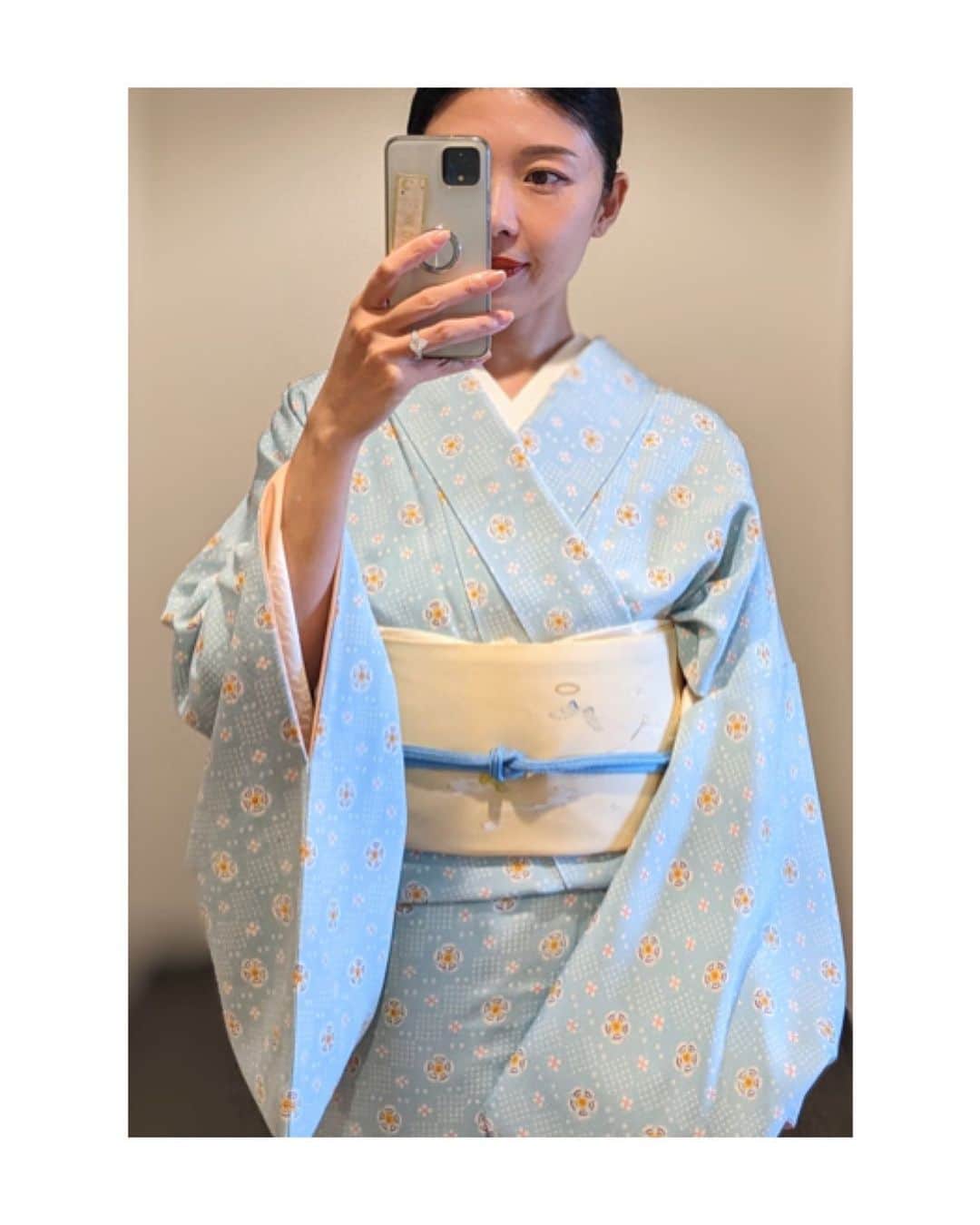のインスタグラム：「道明さん @domyo_kumihimo の帯締めのお色が好きです💙 ＊鏡に向かい撮影しておりますゆえ、衿合わせが反対に見えております。ご了承下さい。 #kimono #kimonocordinate #japanesekimono #japanesetradition #beautifultradition #lovekimono  #instakimono #기모노  #お着物 #お着物コーディネート #着物コーディネート  #袷 #袷の小紋 #小紋コーディネート #名古屋帯 #長吉呉服店 さん #亜紀の和装記録」