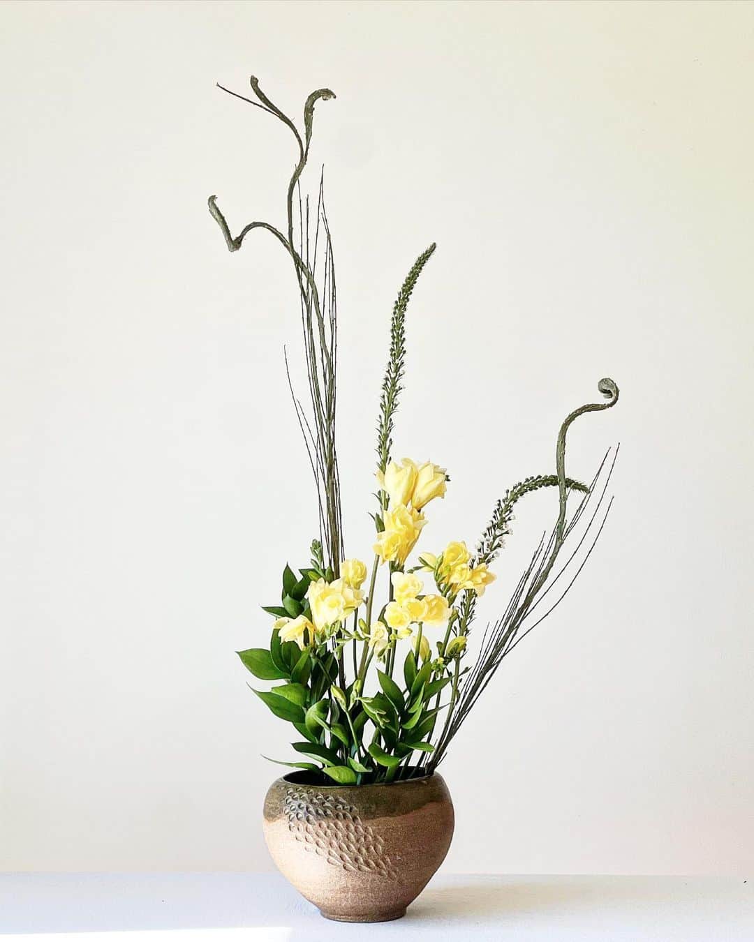 高木りなのインスタグラム：「Once a month! Can’t wait for the next class!  月に1度のお楽しみ💛🌿 . #ikebana #ikebanaflowers #flowers #生花 #華道 #이케바나 #꽃꽃이 #꽃」