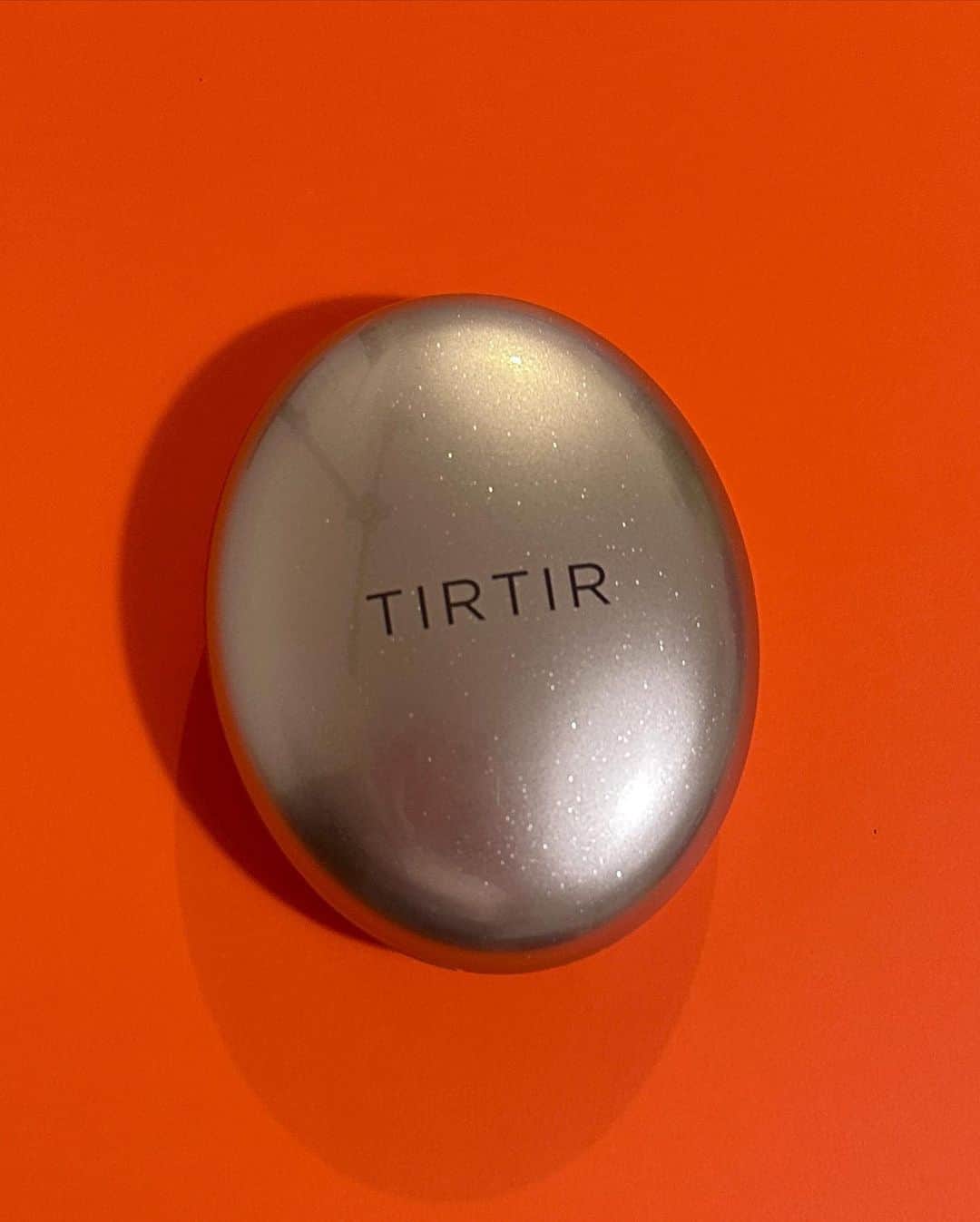 岩瀬玲のインスタグラム：「最近気になるコスメの１つ  #TIRTIR @tirtir_jp_official  またまた新商品が出るということで 試してみました  TIRTIRの人気アイテム マスクフィットシリーズの新商品の クッションファンデ🧡 #マスクフィットオーラクッション  🔶カラー 21N IVORY これがめちゃめちゃ私にぴったりな色味だった❕  🔶使用感 肌なじみがすっごいいい 薄くてもしっかりカバーしてくれて しかもすごい自然な仕上がりで 塗ってます感がない リキッドを使うことが多いけど ここまできれいに仕上げてくれるなら クッションでも十分かな  最近暑いし メイク崩れが気になるから すぐ直せるのもクッションファンデの便利なところ  パッケージはシルバーにラメが入ってて かわいい 夏に持ち歩きたいわー ここ数年のクッションファンデの進化が 止まらない感じでありがたい  ファンデがきれいに仕上がるだけで メイクの全体の完成度がググッと上がるから ファンデ選びはこだわりたいと思います  #TIRTIR #マスクフィットオーラクッション #sponsored #最強ベース #マスクフィット #マスクフィットシリーズ」