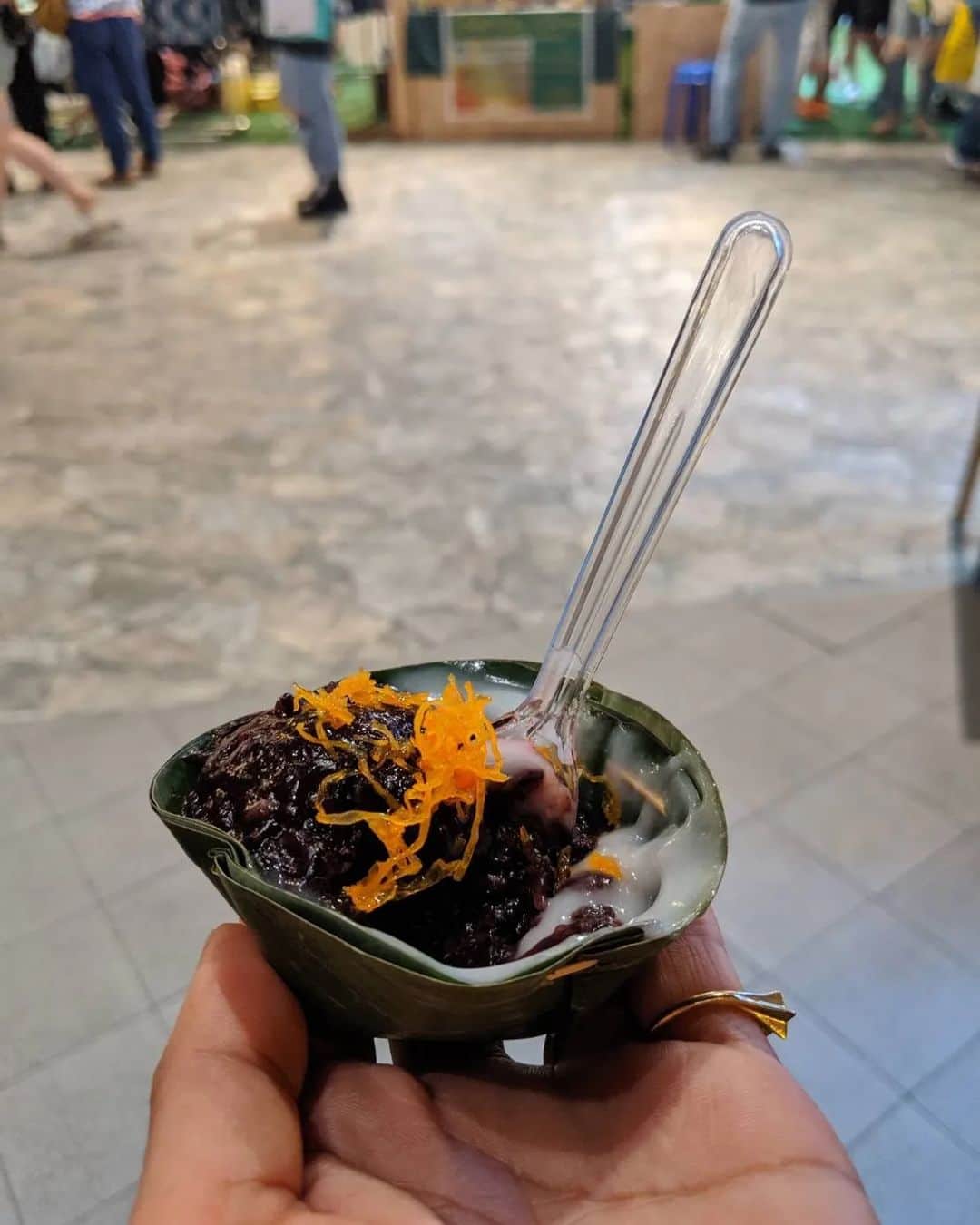 Yoshiko Kris-Webb クリス-ウェブ佳子さんのインスタグラム写真 - (Yoshiko Kris-Webb クリス-ウェブ佳子Instagram)「観光客の食いっぷり👀。 ここはタイのバンコク、チャオプラヤー川沿いにある巨大なショッピングモール、アイコンサイアム。#ICONSIAM  水上マーケットを模した巨大なフードコートで、食べたり飲んだりお土産を買ったりしていると、あっという間に数時間が過ぎ去ります。  この夏もタイ🇹🇭 海外だと胃袋のリミッター外れがち。 #TokyodameThailandTrip」3月29日 8時49分 - tokyodame