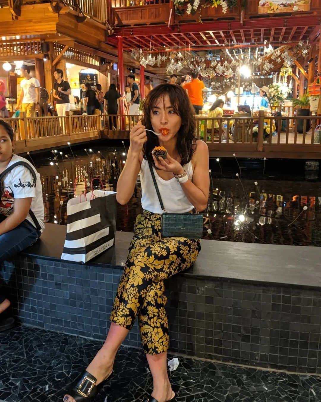 Yoshiko Kris-Webb クリス-ウェブ佳子さんのインスタグラム写真 - (Yoshiko Kris-Webb クリス-ウェブ佳子Instagram)「観光客の食いっぷり👀。 ここはタイのバンコク、チャオプラヤー川沿いにある巨大なショッピングモール、アイコンサイアム。#ICONSIAM  水上マーケットを模した巨大なフードコートで、食べたり飲んだりお土産を買ったりしていると、あっという間に数時間が過ぎ去ります。  この夏もタイ🇹🇭 海外だと胃袋のリミッター外れがち。 #TokyodameThailandTrip」3月29日 8時49分 - tokyodame